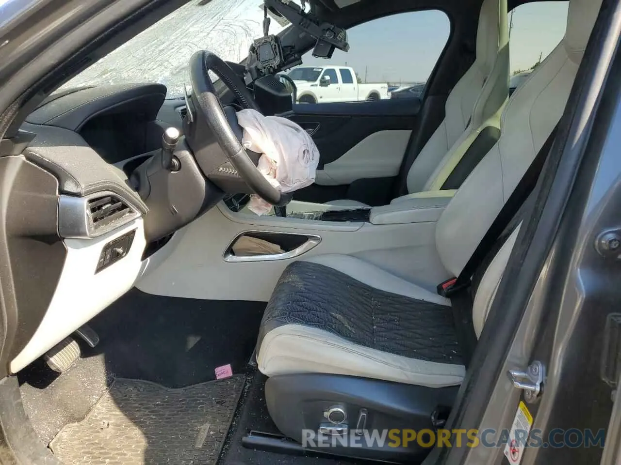 7 Photograph of a damaged car SADCZ2EE0KA607746 JAGUAR F-PACE 2019