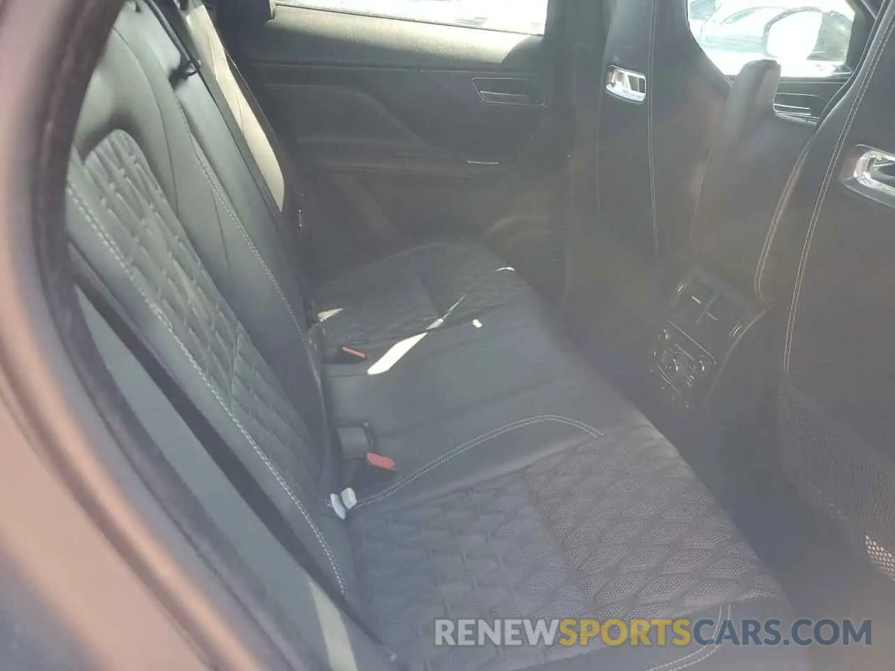 11 Photograph of a damaged car SADCZ2EE6KA604754 JAGUAR F-PACE 2019