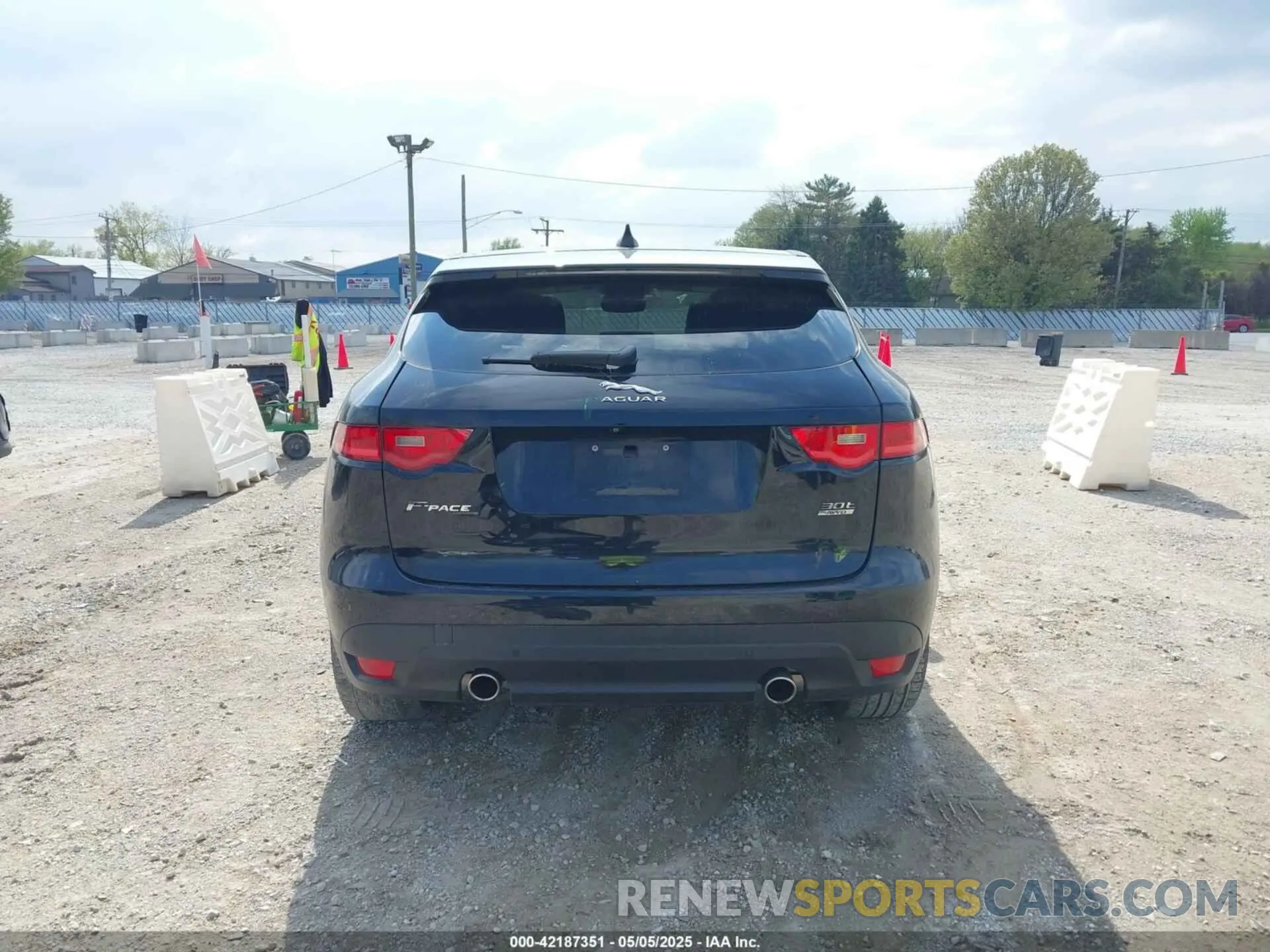 17 Photograph of a damaged car SADCK2GX1LA638590 JAGUAR F-PACE 2020