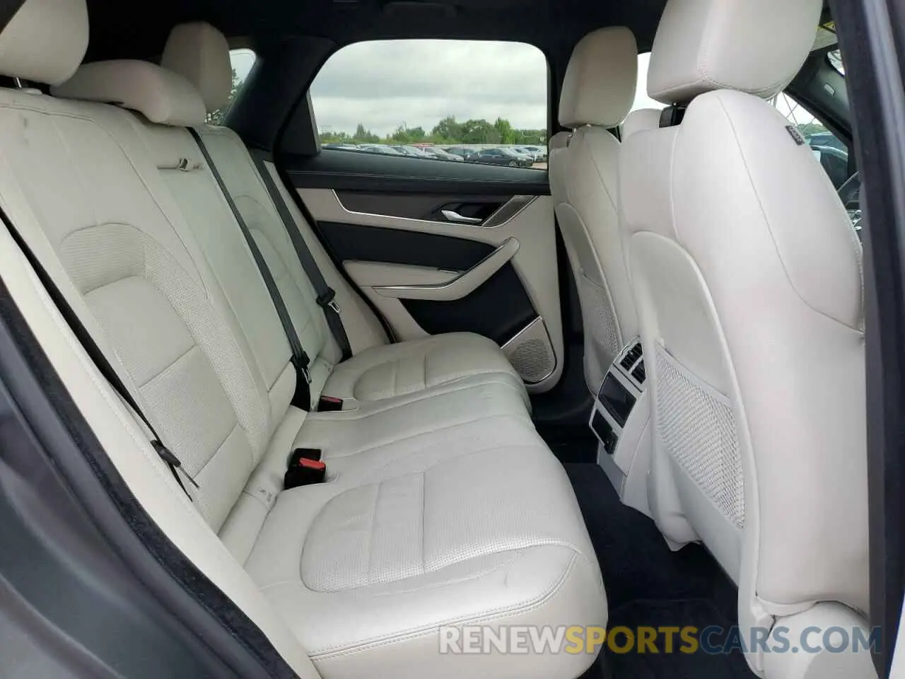 11 Photograph of a damaged car SADCT2FU3MA672861 JAGUAR F-PACE 2021