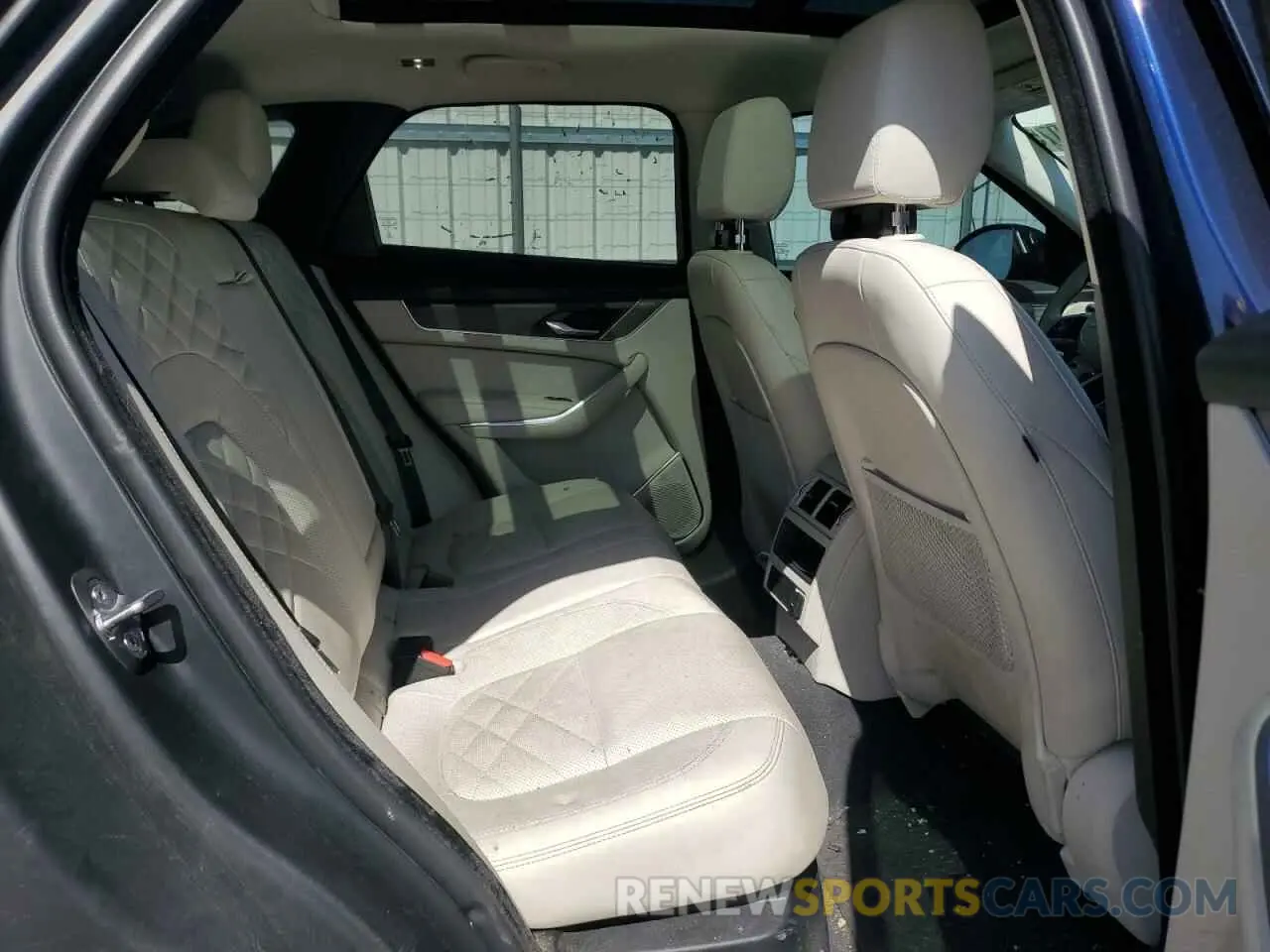 11 Photograph of a damaged car SADCJ2EXXNA701629 JAGUAR F-PACE 2022