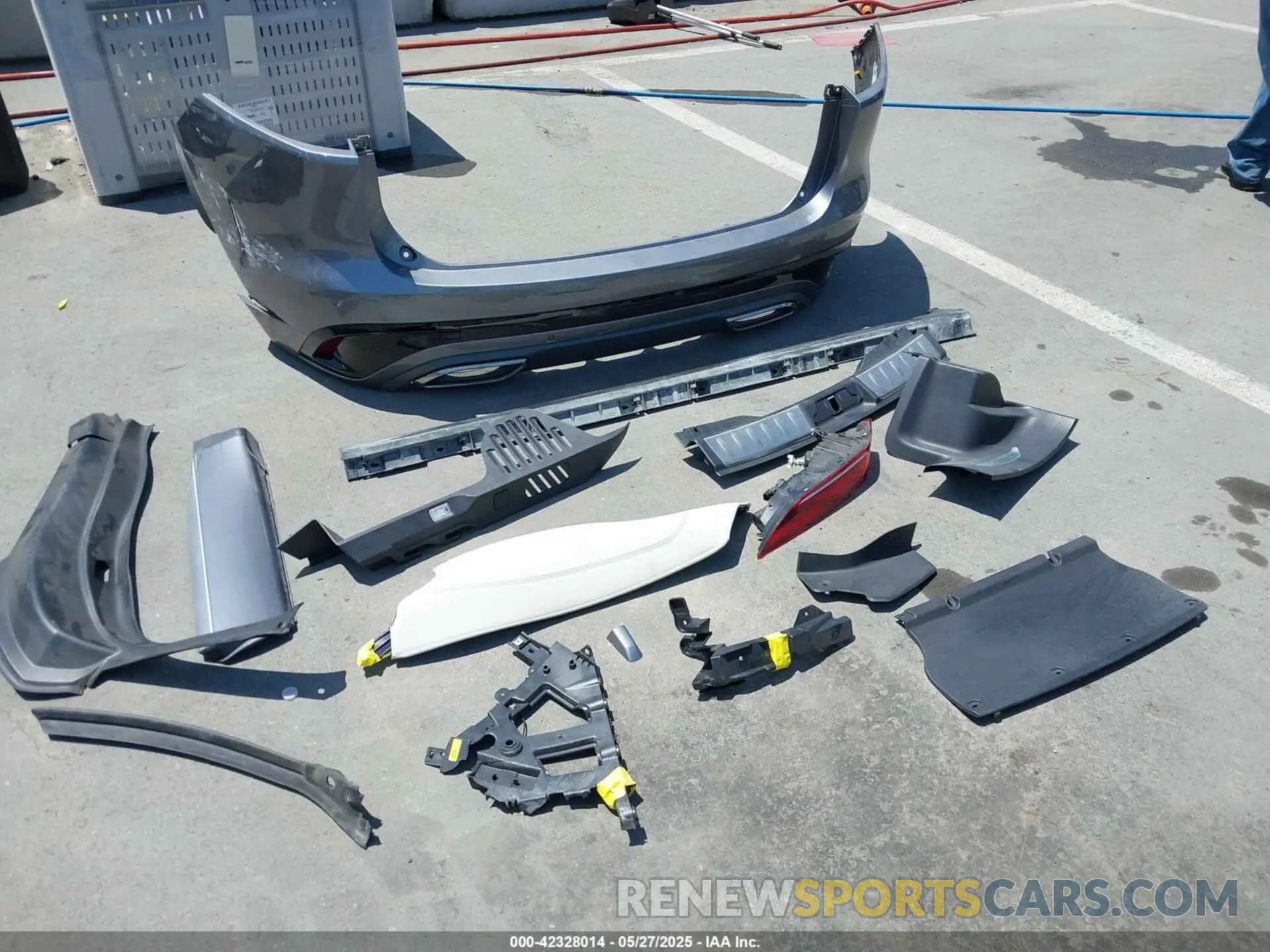 12 Photograph of a damaged car SADCT2FU0PA711507 JAGUAR F-PACE 2023
