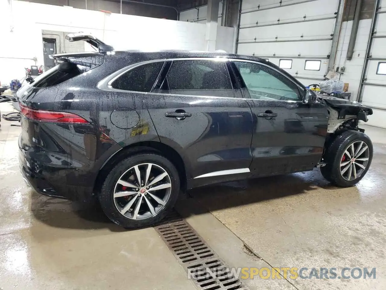 3 Photograph of a damaged car SADCT2FU7PA704571 JAGUAR F-PACE 2023