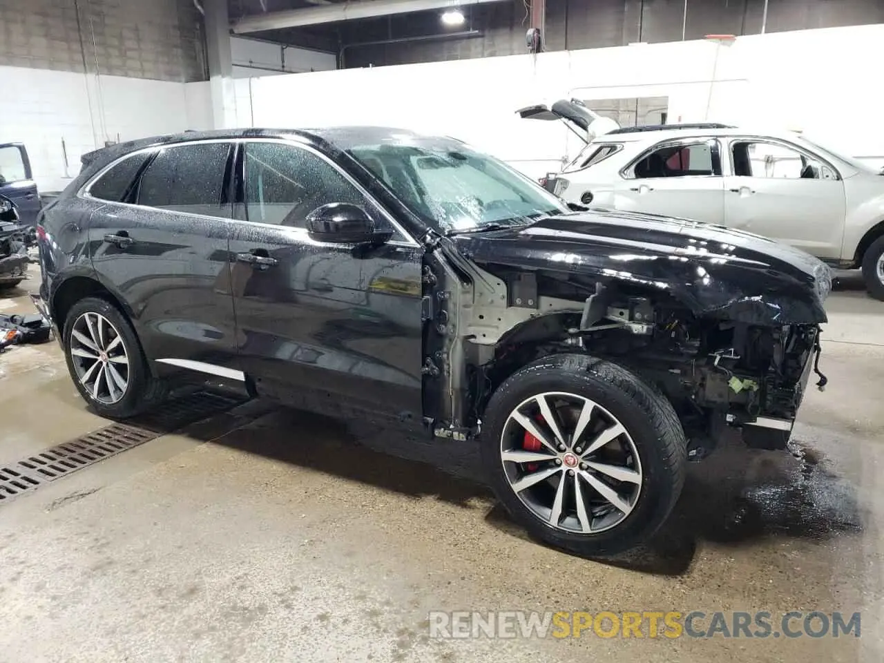 4 Photograph of a damaged car SADCT2FU7PA704571 JAGUAR F-PACE 2023