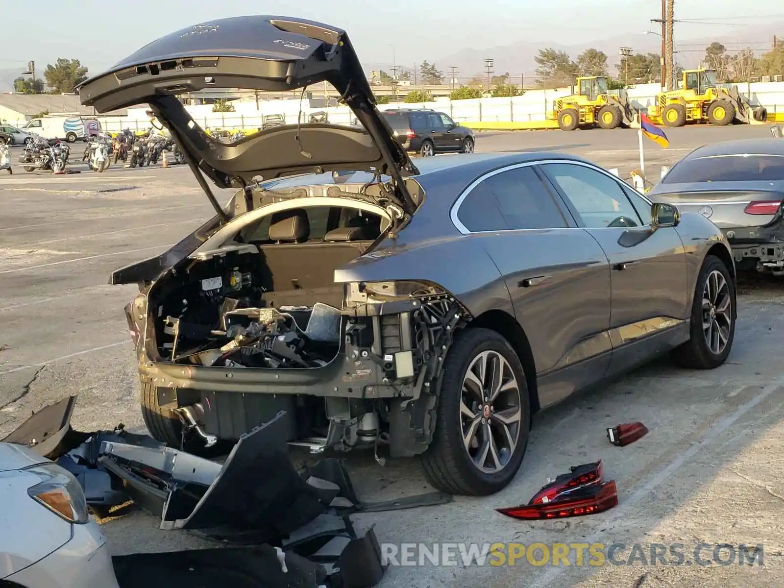 4 Photograph of a damaged car SADHD2S14K1F69706 JAGUAR I-PACE 2019