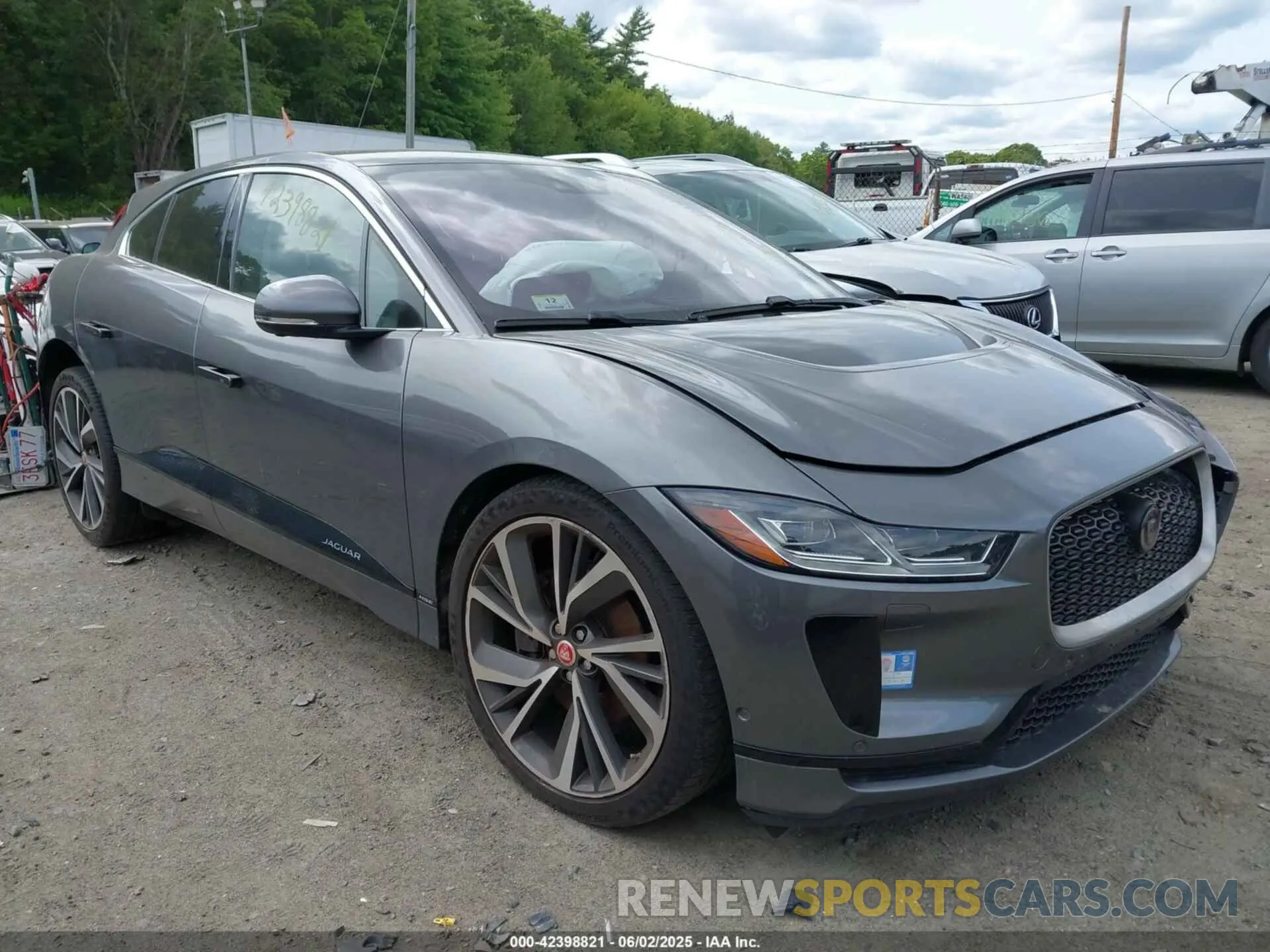 1 Photograph of a damaged car SADHD2S19K1F67336 JAGUAR I-PACE 2019
