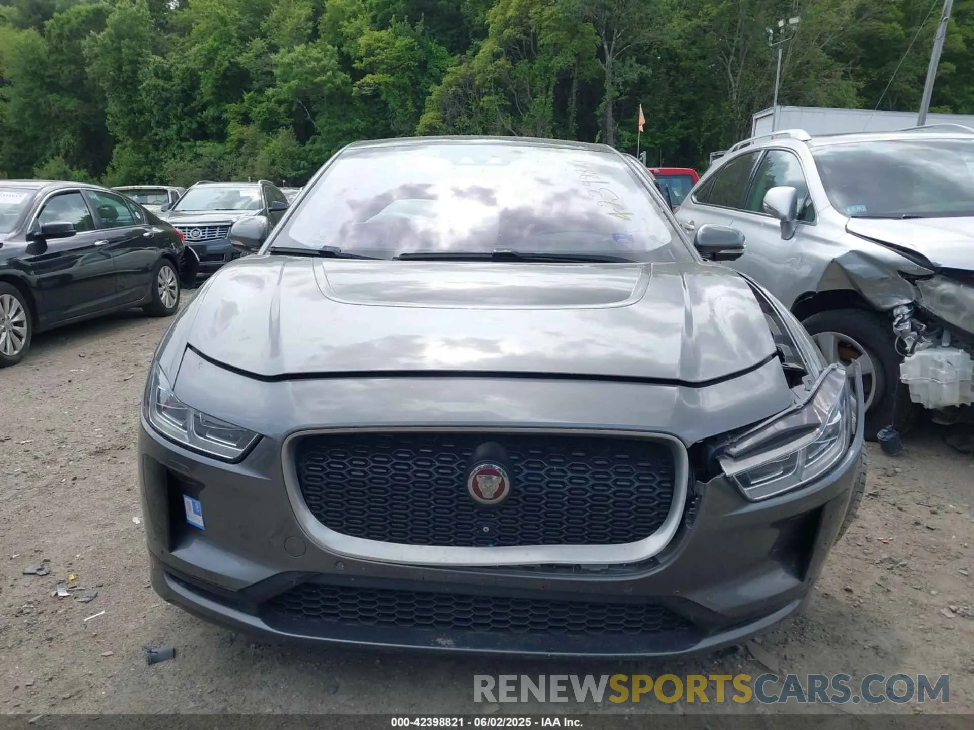 12 Photograph of a damaged car SADHD2S19K1F67336 JAGUAR I-PACE 2019