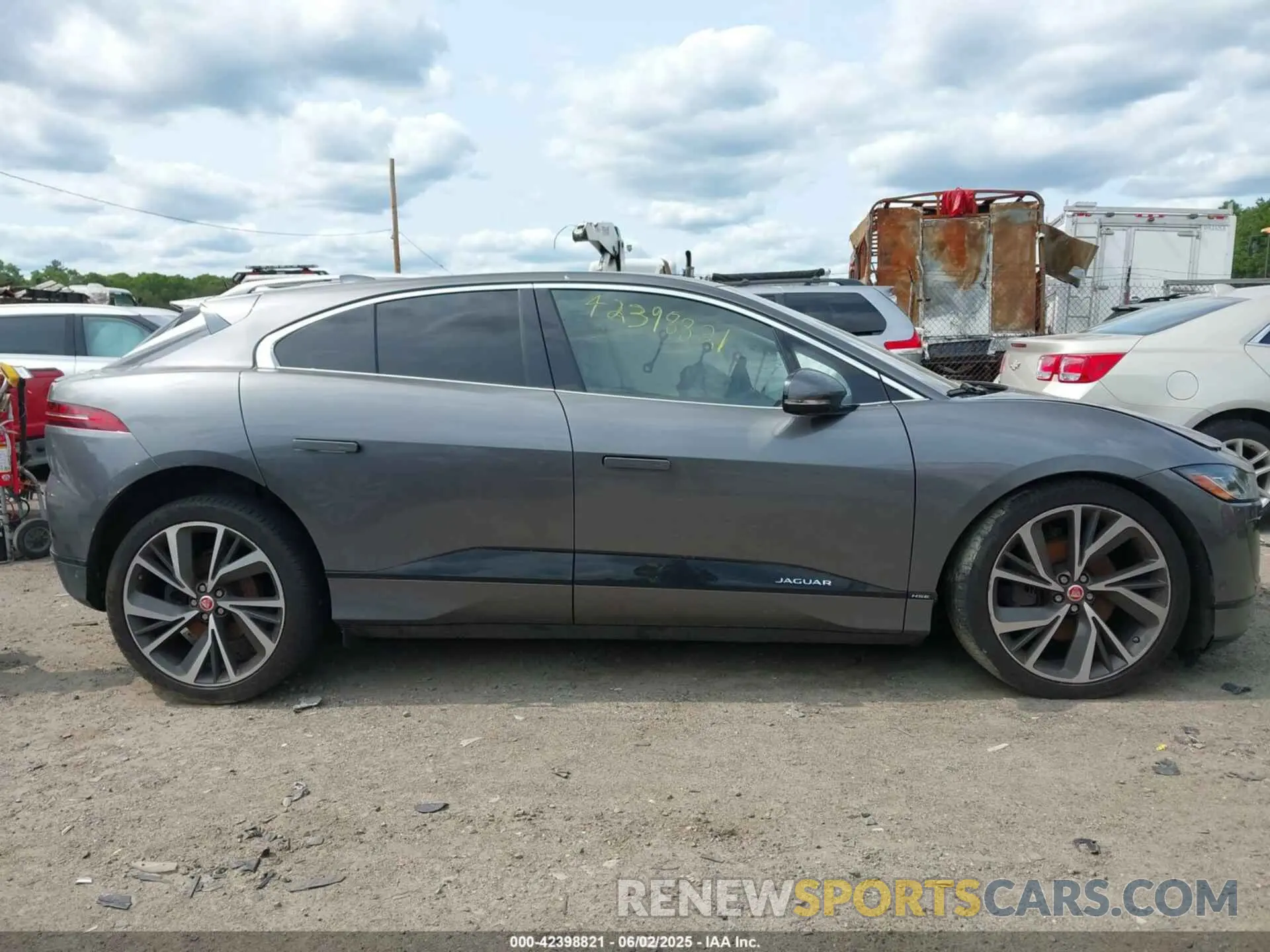 13 Photograph of a damaged car SADHD2S19K1F67336 JAGUAR I-PACE 2019