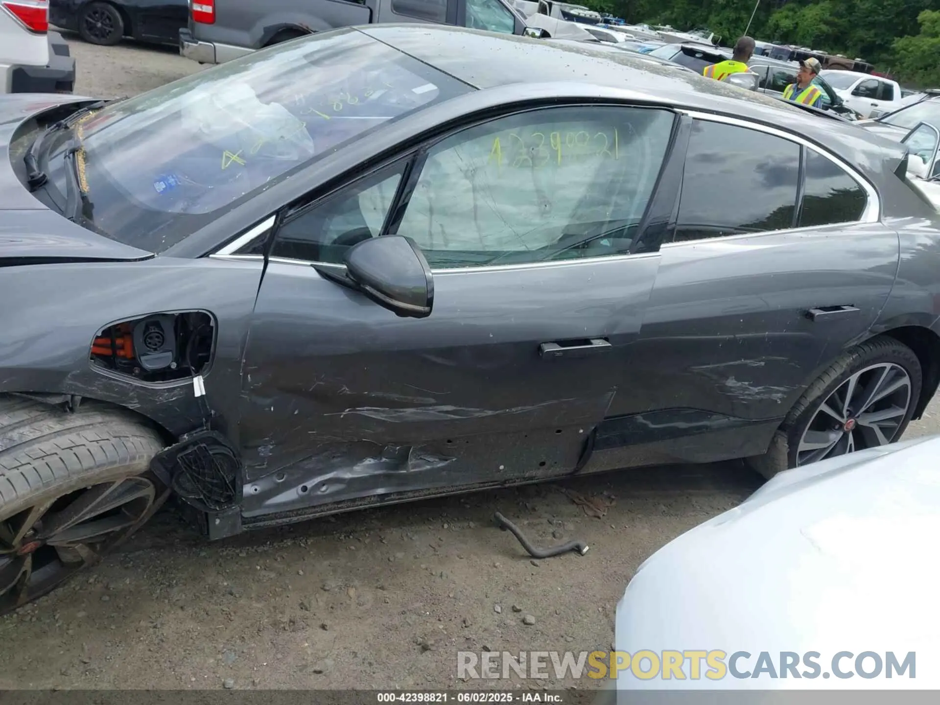 14 Photograph of a damaged car SADHD2S19K1F67336 JAGUAR I-PACE 2019