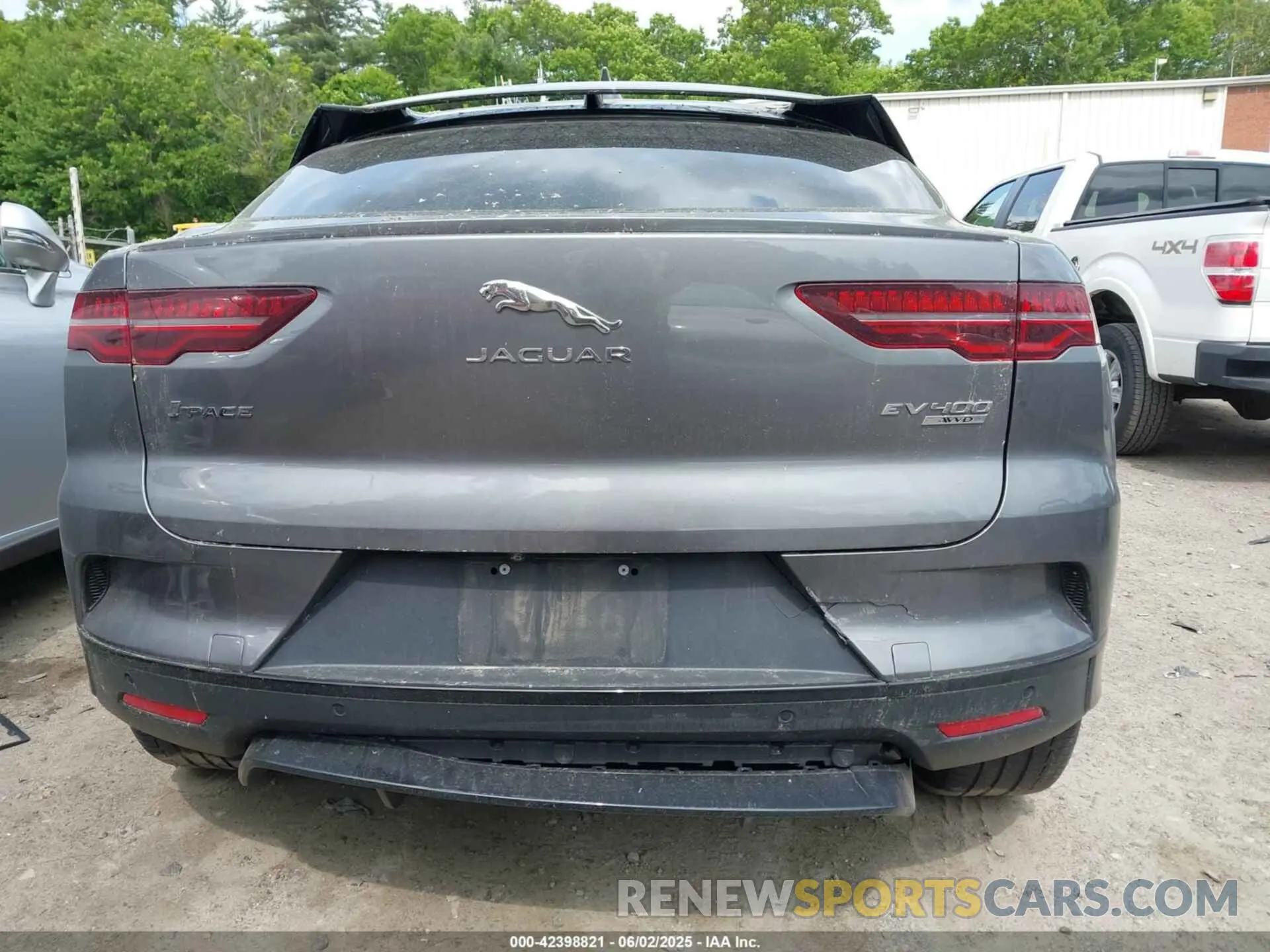 16 Photograph of a damaged car SADHD2S19K1F67336 JAGUAR I-PACE 2019