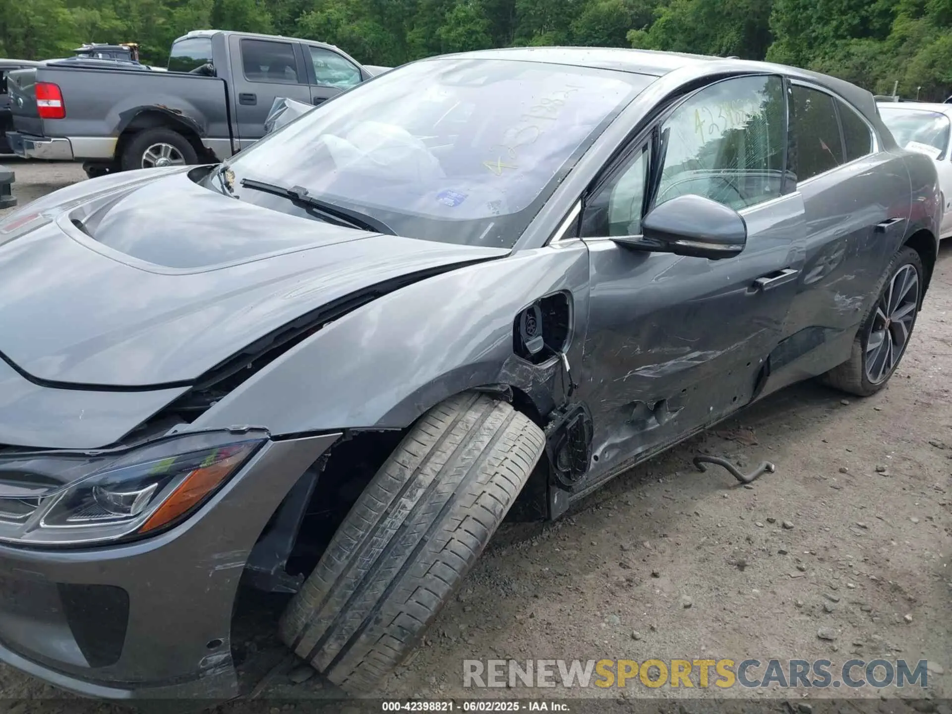 2 Photograph of a damaged car SADHD2S19K1F67336 JAGUAR I-PACE 2019