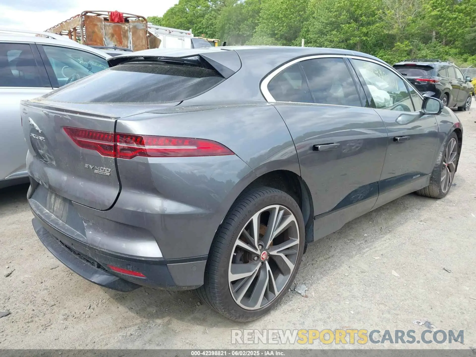 4 Photograph of a damaged car SADHD2S19K1F67336 JAGUAR I-PACE 2019