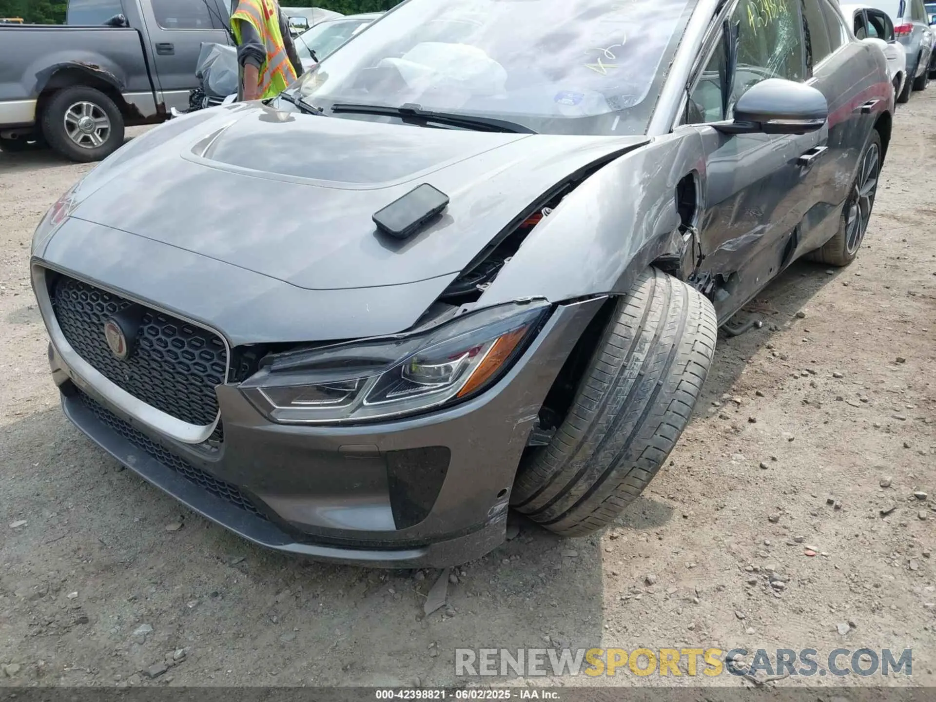 6 Photograph of a damaged car SADHD2S19K1F67336 JAGUAR I-PACE 2019