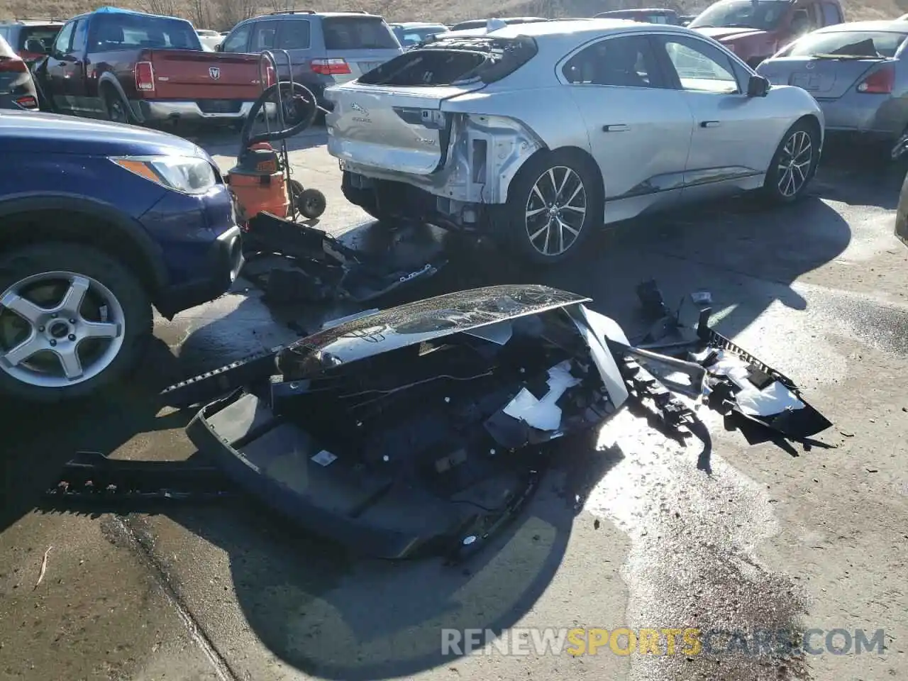 4 Photograph of a damaged car SADHD2S19K1F72410 JAGUAR I-PACE 2019