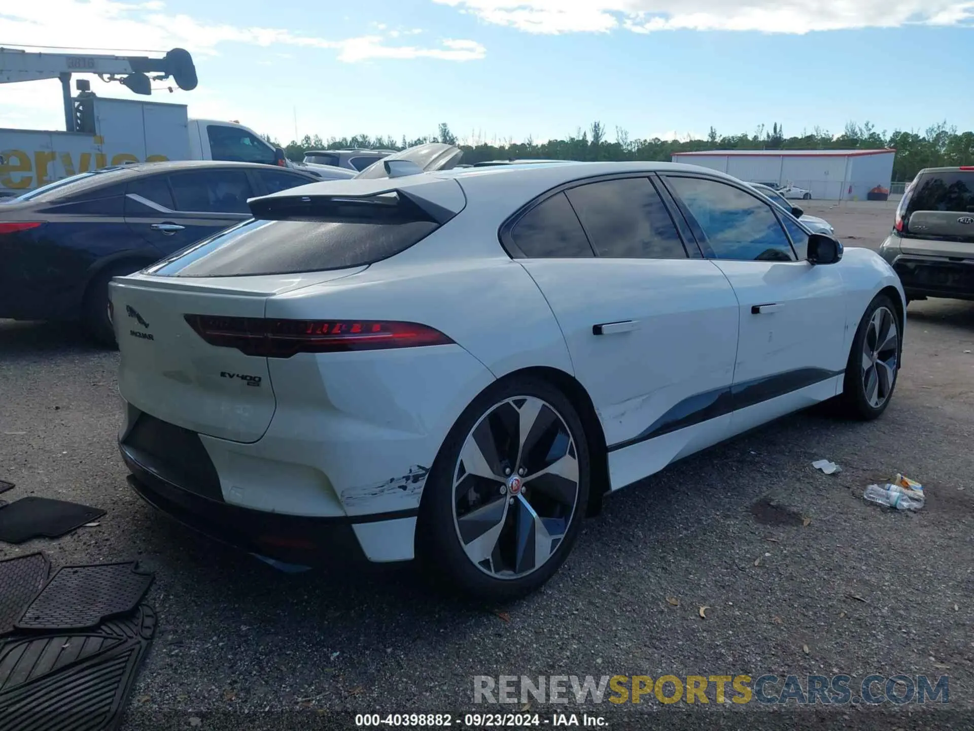 4 Photograph of a damaged car SADHD2S16N1623993 JAGUAR I-PACE 2022