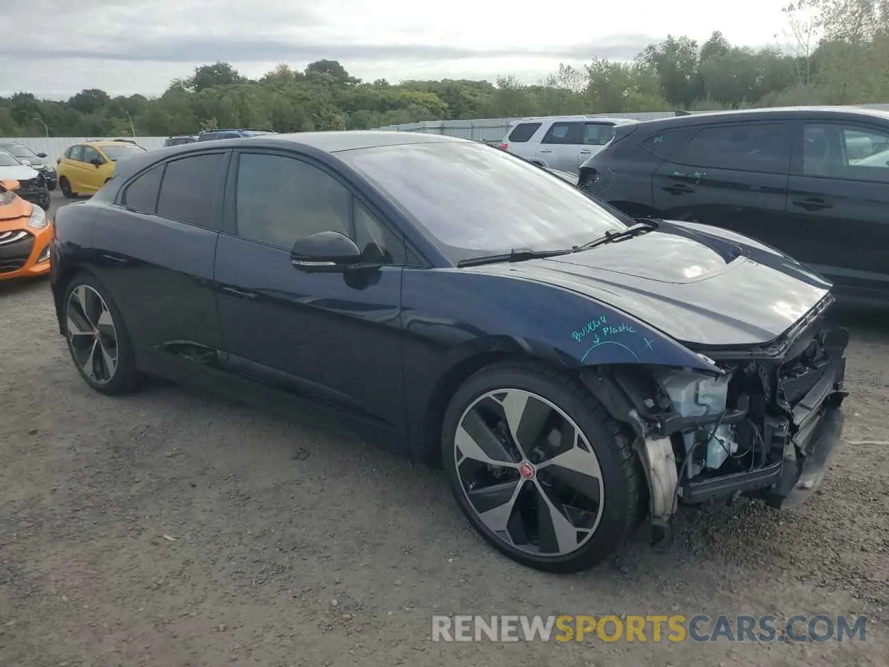 4 Photograph of a damaged car SADHD2S1XN1618456 JAGUAR I-PACE 2022