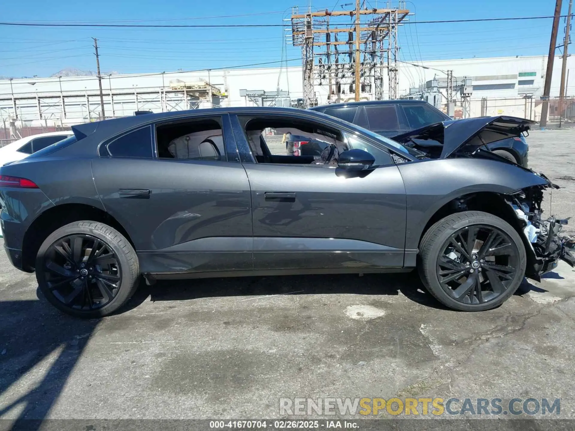13 Photograph of a damaged car SADHM2S10R1632727 JAGUAR I-PACE 2024