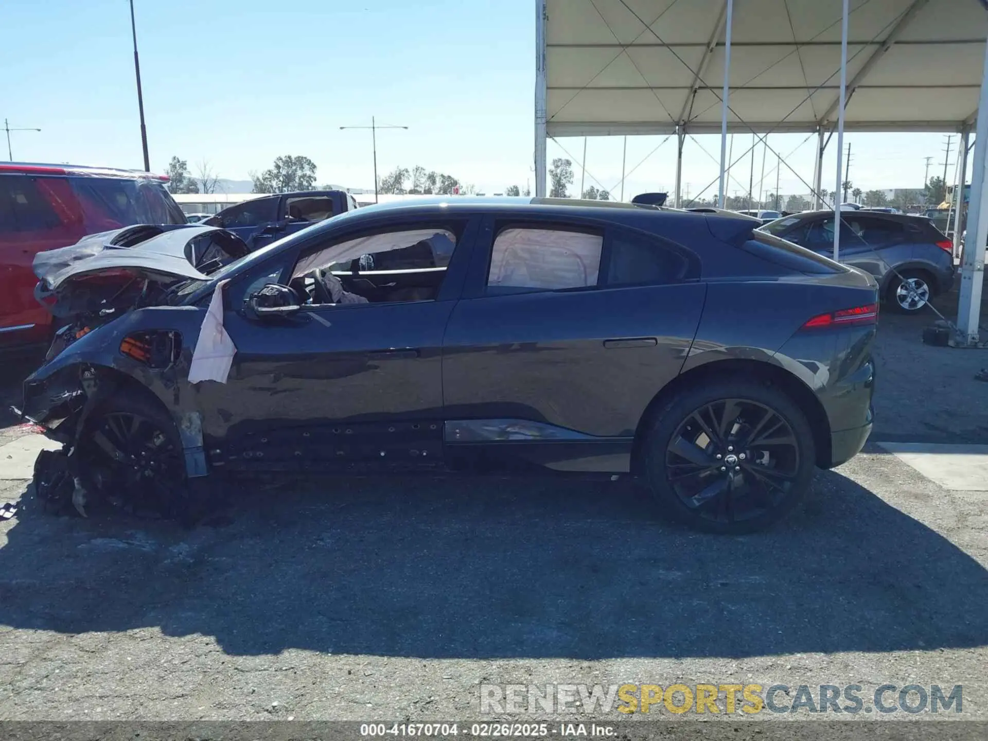 14 Photograph of a damaged car SADHM2S10R1632727 JAGUAR I-PACE 2024