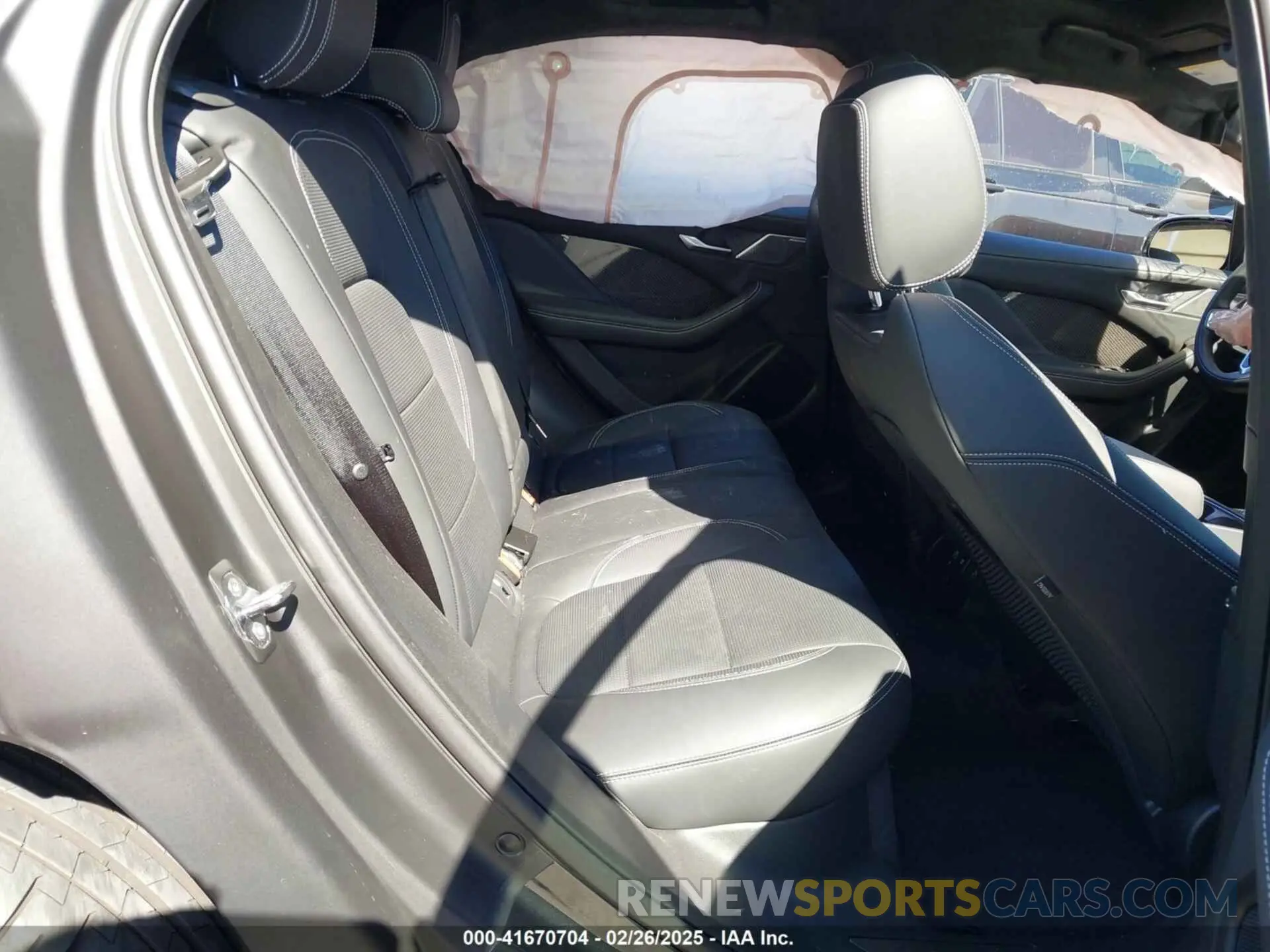 8 Photograph of a damaged car SADHM2S10R1632727 JAGUAR I-PACE 2024
