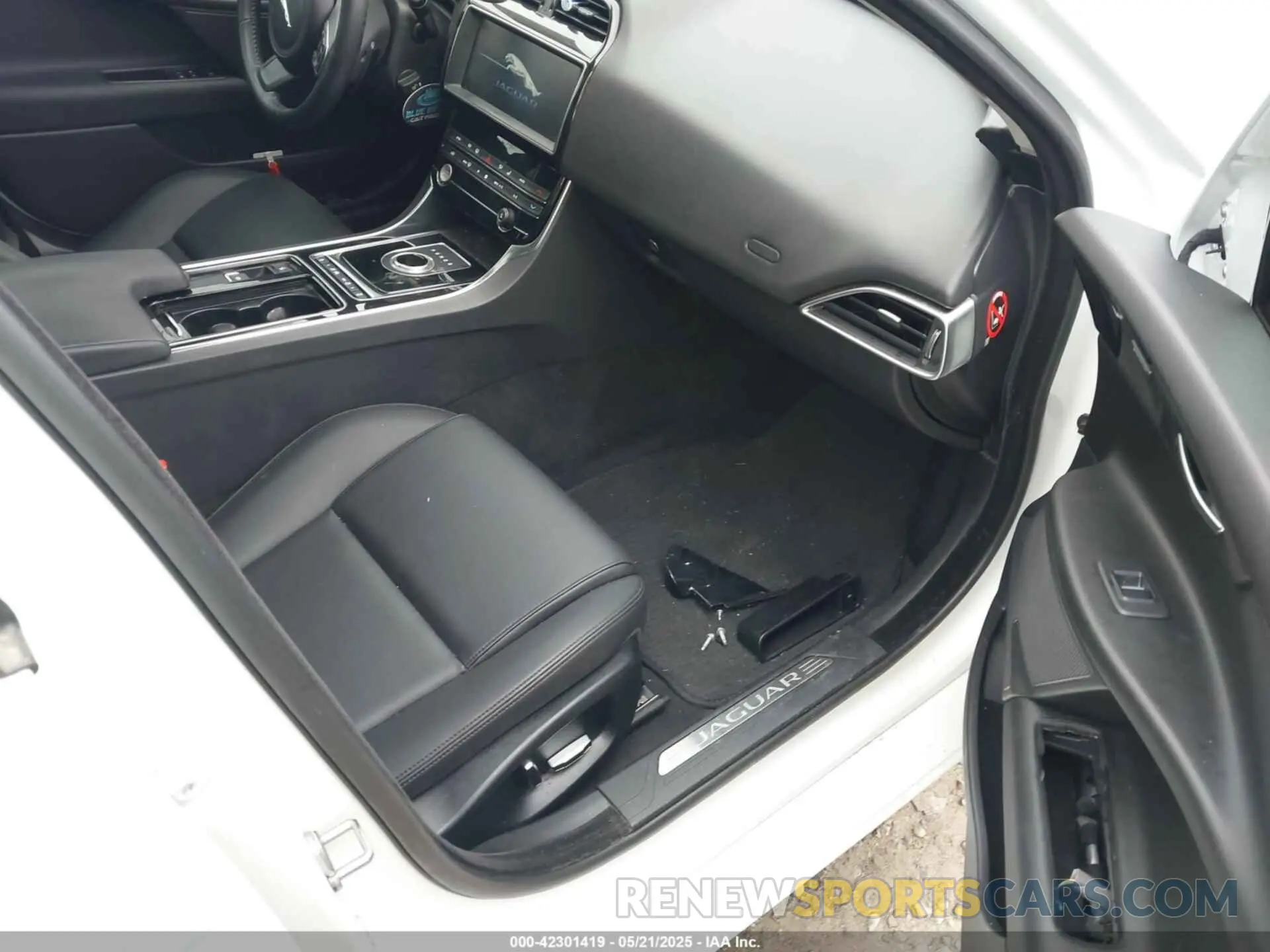 5 Photograph of a damaged car SAJAJ4FX7KCP44274 JAGUAR XE 2019