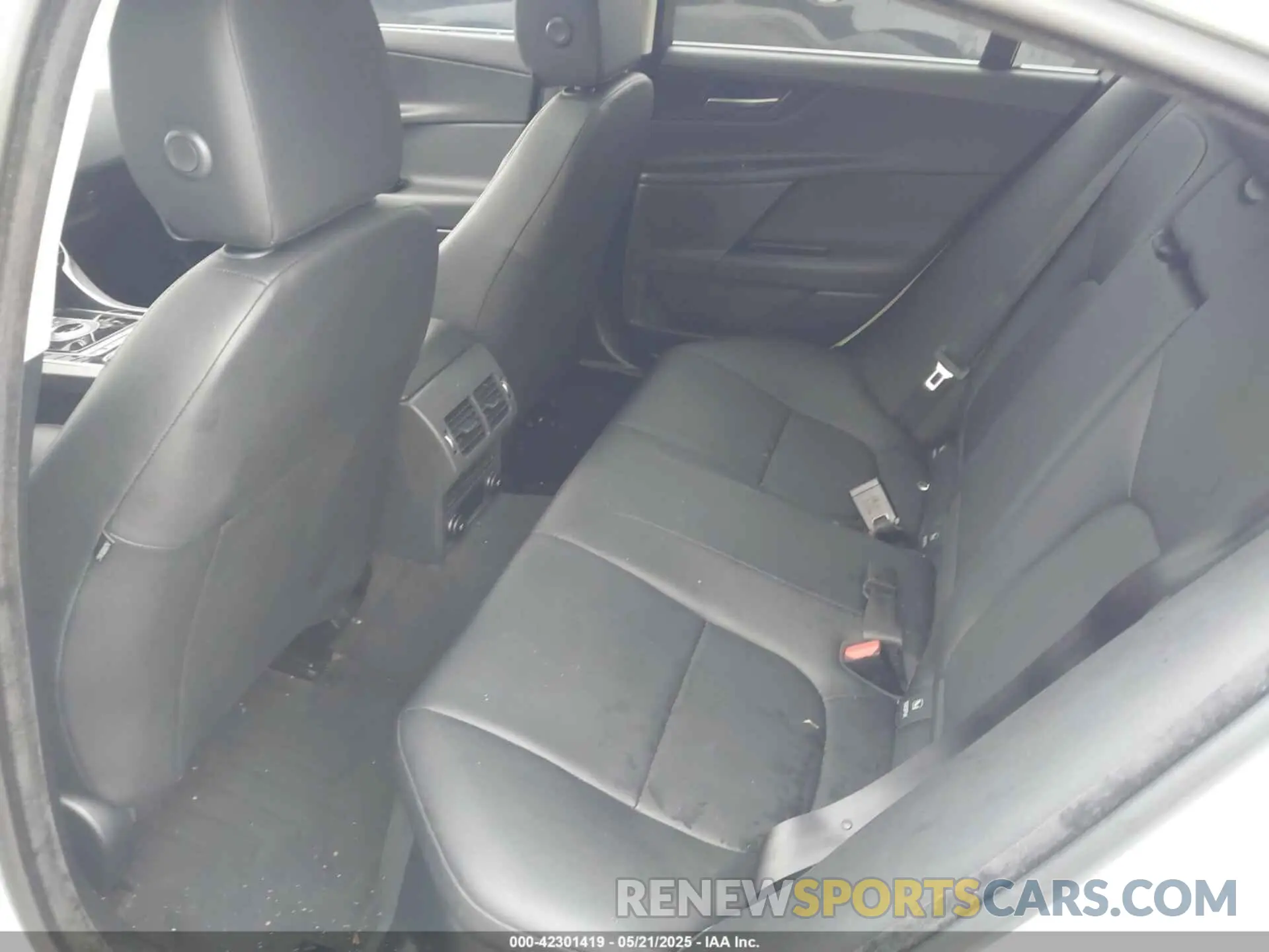 8 Photograph of a damaged car SAJAJ4FX7KCP44274 JAGUAR XE 2019