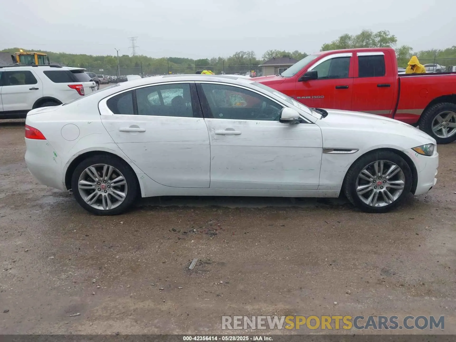 12 Photograph of a damaged car SAJAR4FX5KCP52589 JAGUAR XE 2019