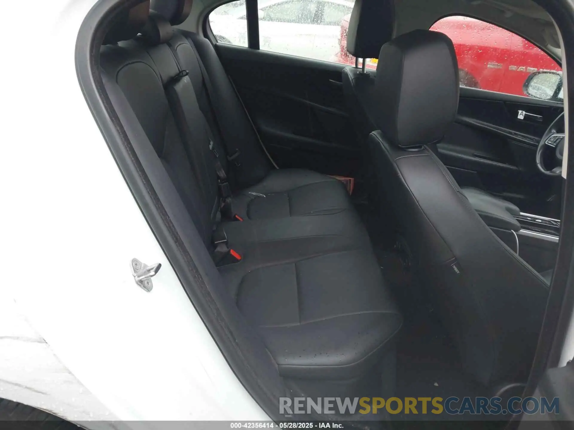 8 Photograph of a damaged car SAJAR4FX5KCP52589 JAGUAR XE 2019