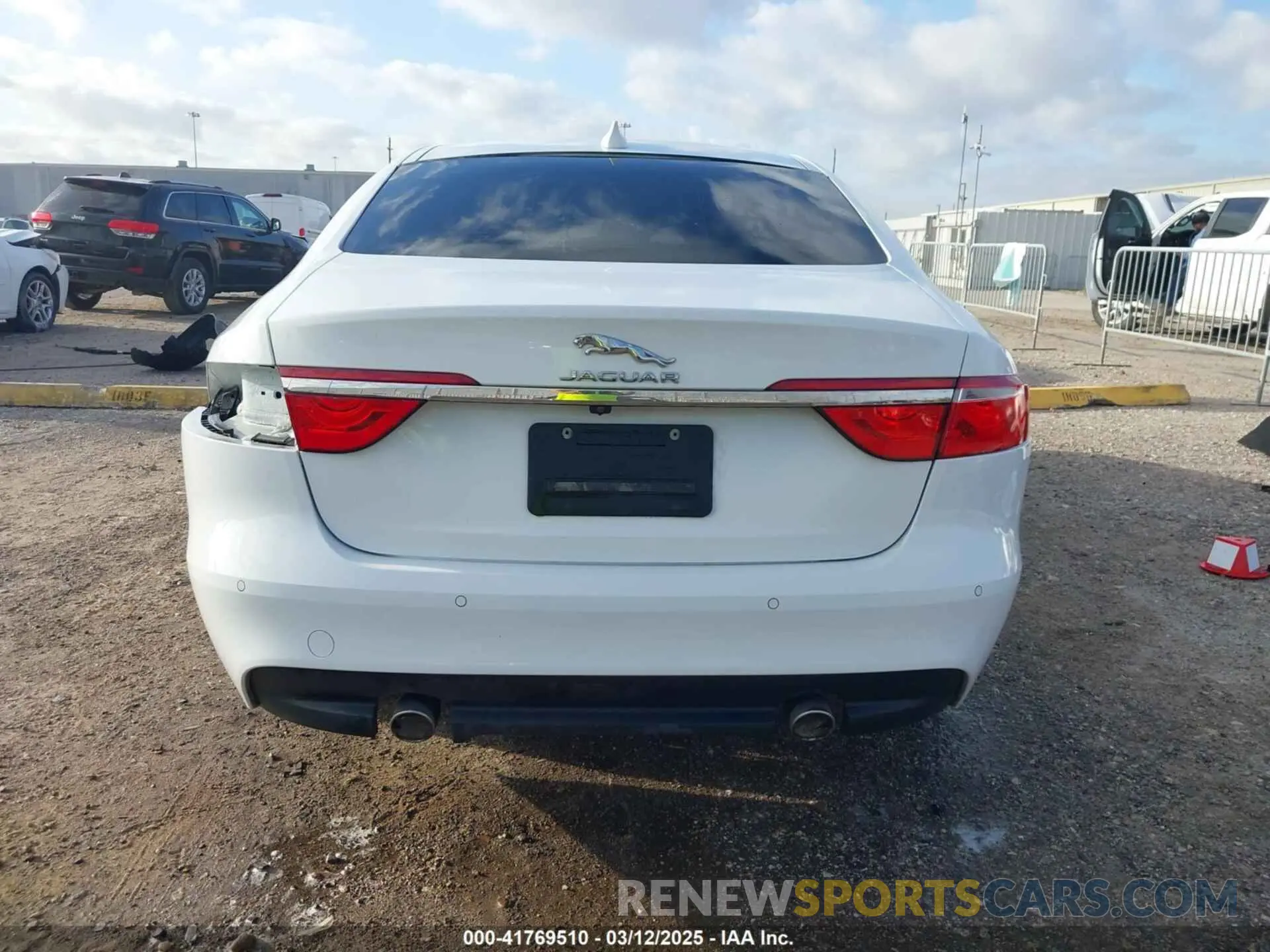 17 Photograph of a damaged car SAJBD4FX5LCY83283 JAGUAR XF 2020