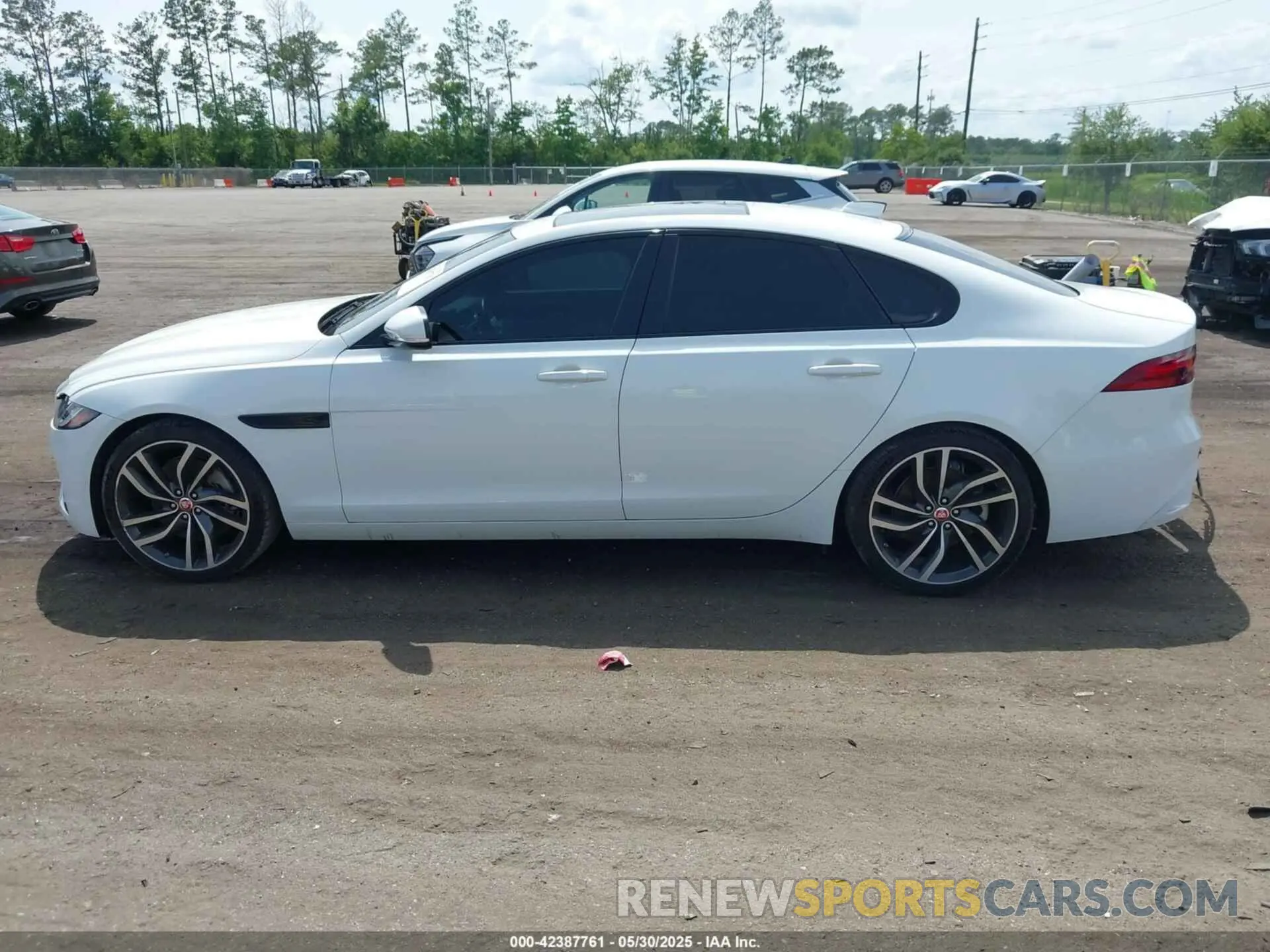 14 Photograph of a damaged car SAJBG4FX6NCY91189 JAGUAR XF 2022