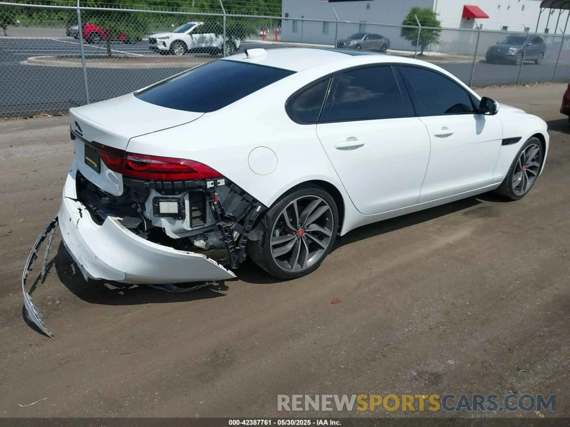 4 Photograph of a damaged car SAJBG4FX6NCY91189 JAGUAR XF 2022