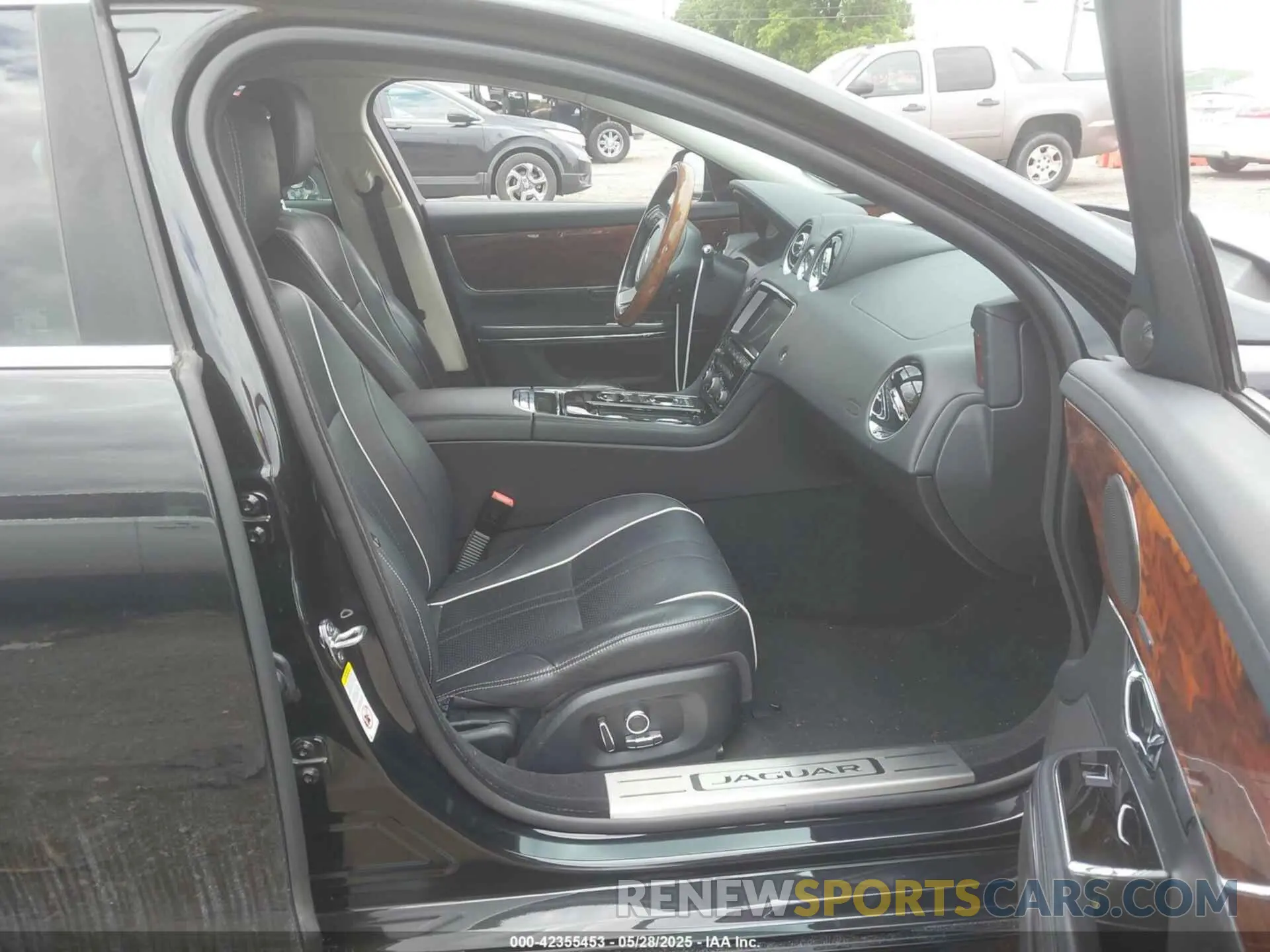 5 Photograph of a damaged car SAJWA1C74K8W22094 JAGUAR XJ 2019