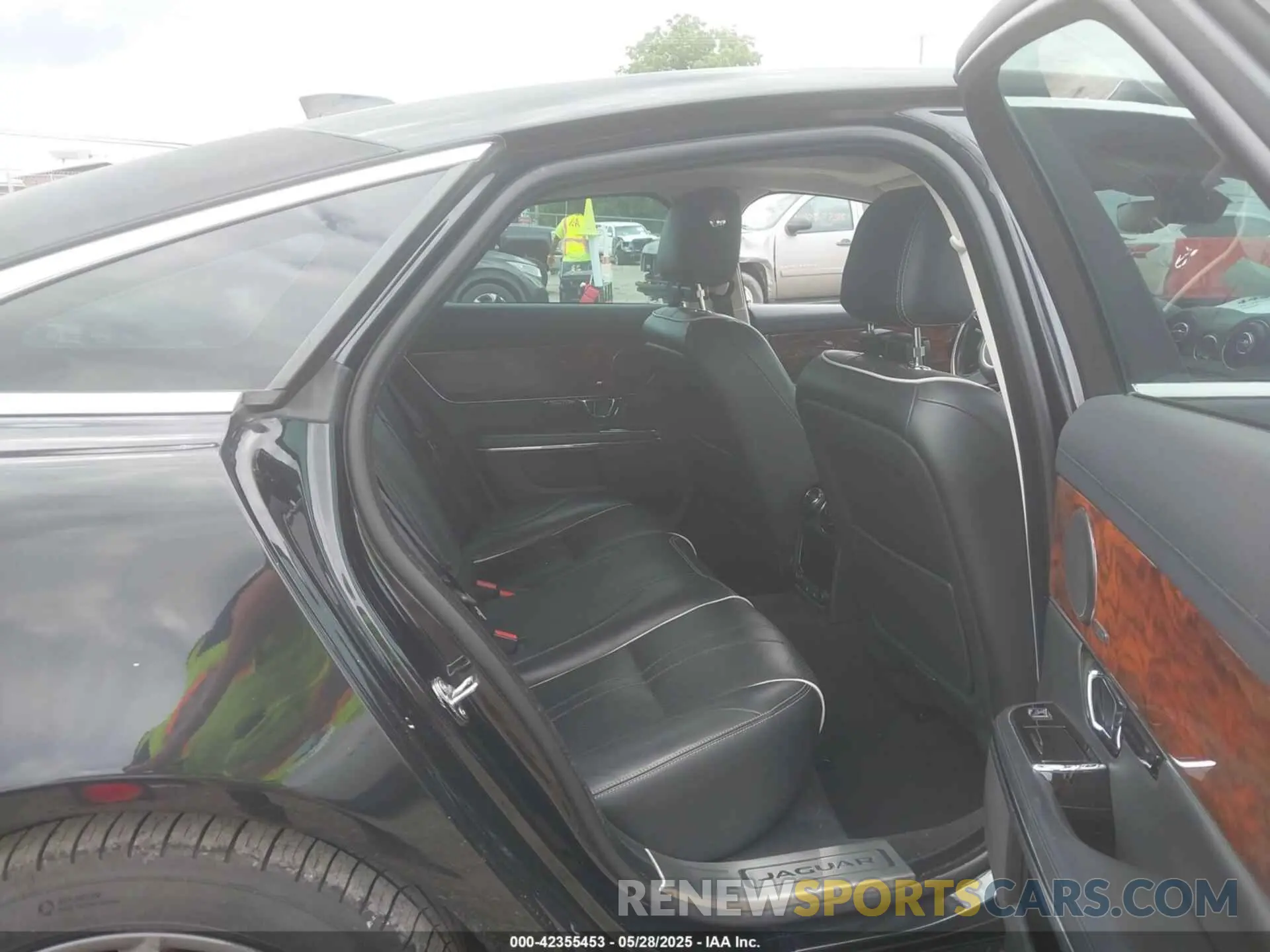 8 Photograph of a damaged car SAJWA1C74K8W22094 JAGUAR XJ 2019