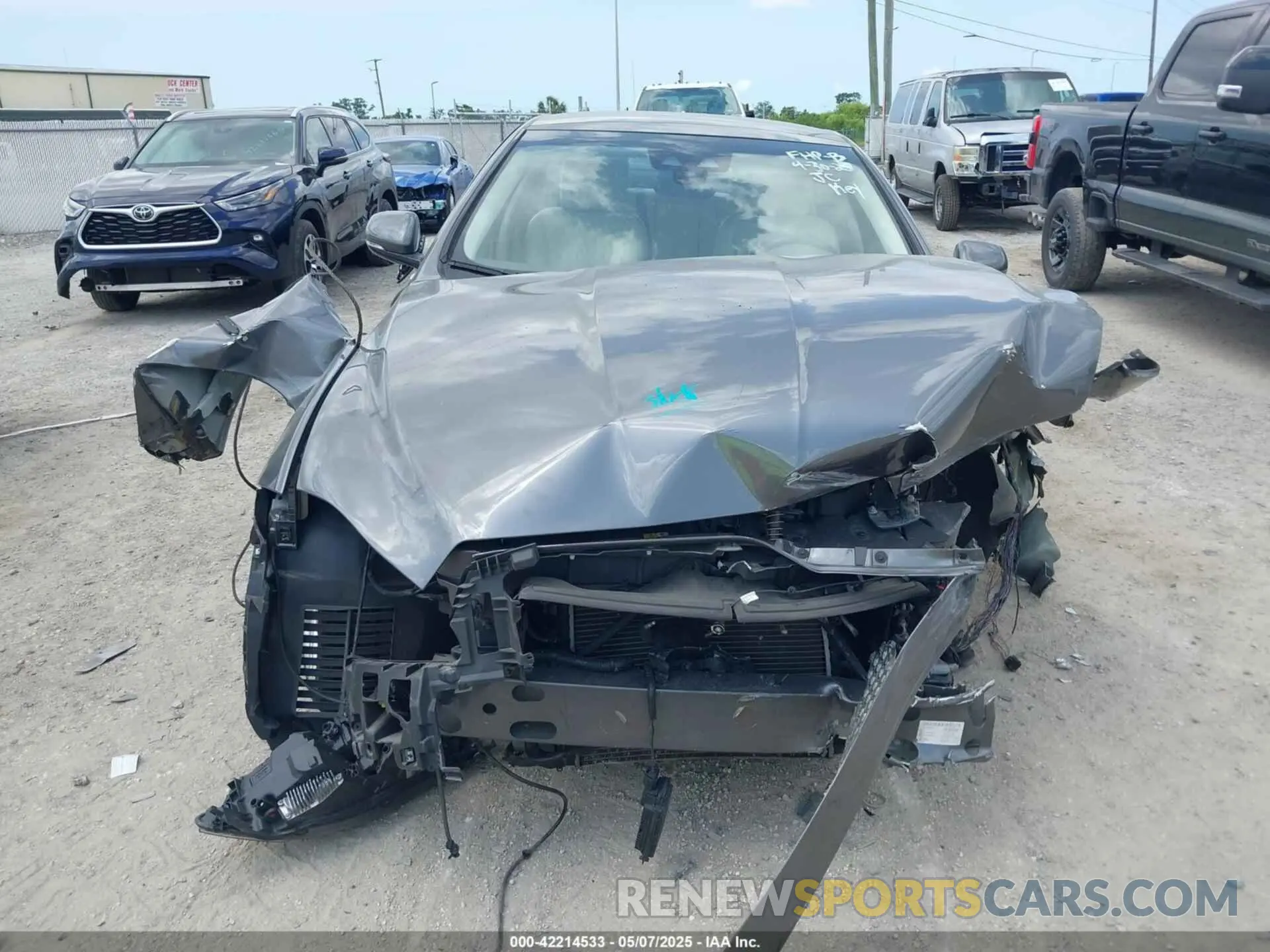13 Photograph of a damaged car SAJWA2G75K8W19401 JAGUAR XJ 2019