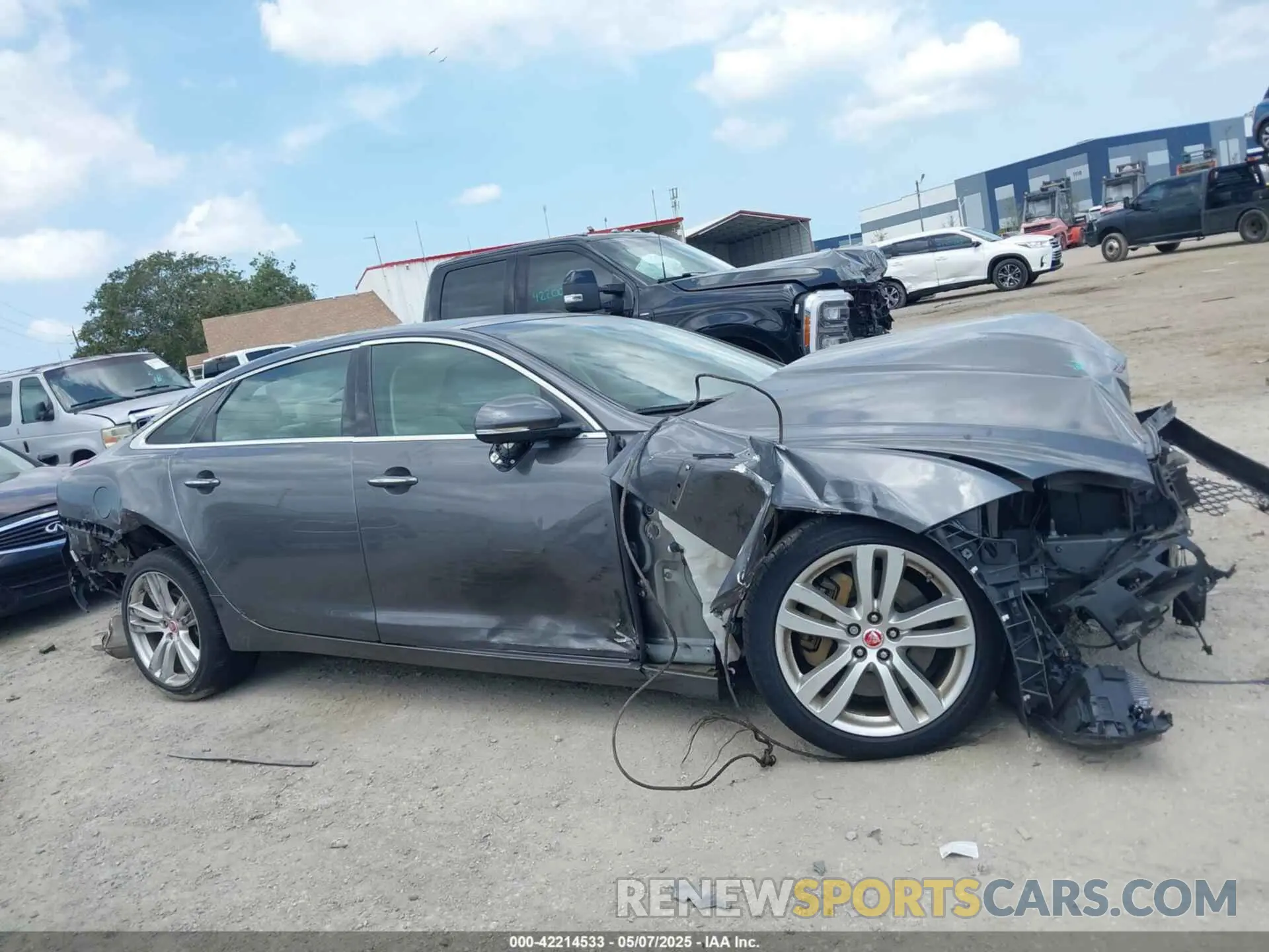 14 Photograph of a damaged car SAJWA2G75K8W19401 JAGUAR XJ 2019