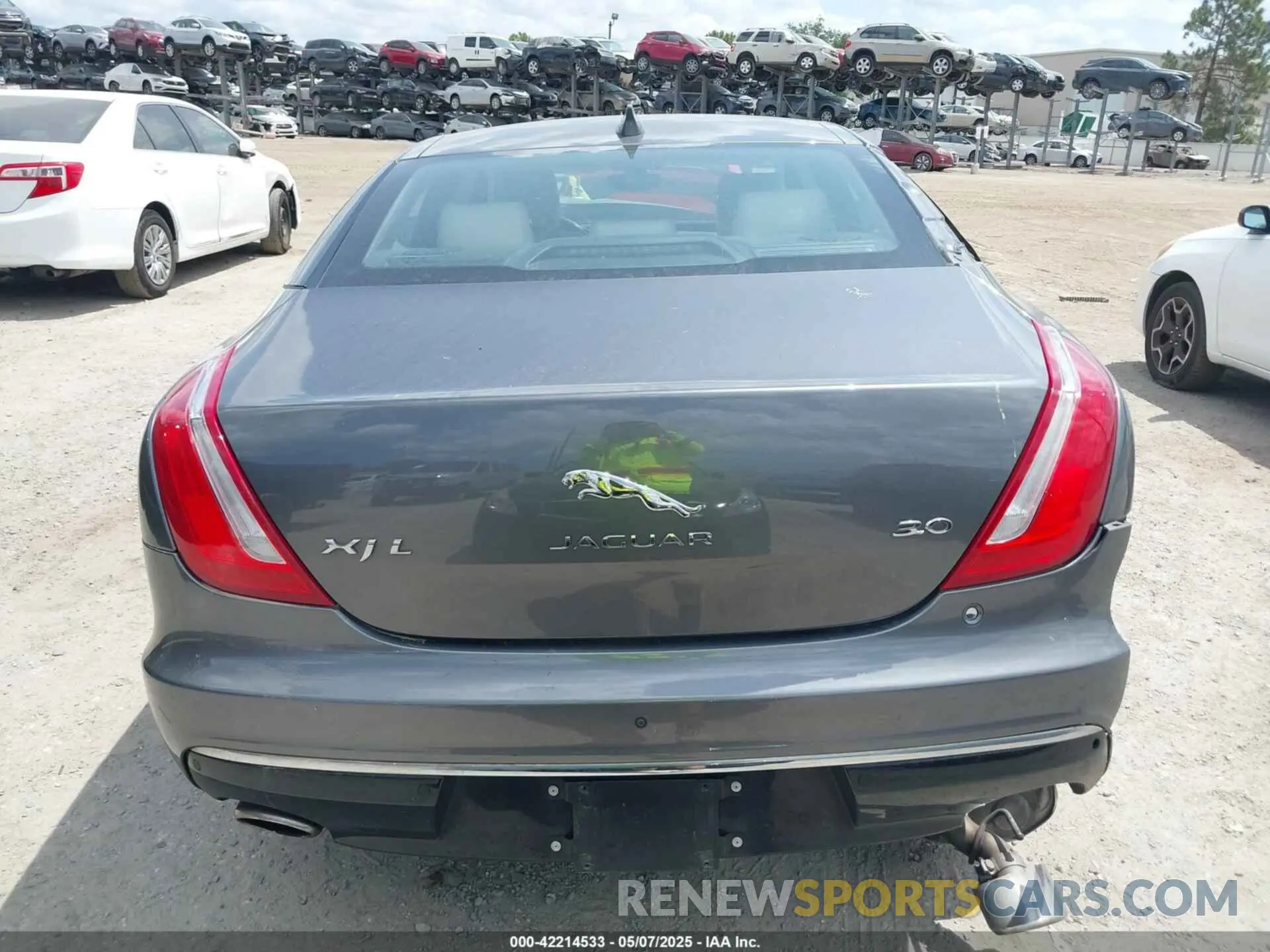 17 Photograph of a damaged car SAJWA2G75K8W19401 JAGUAR XJ 2019