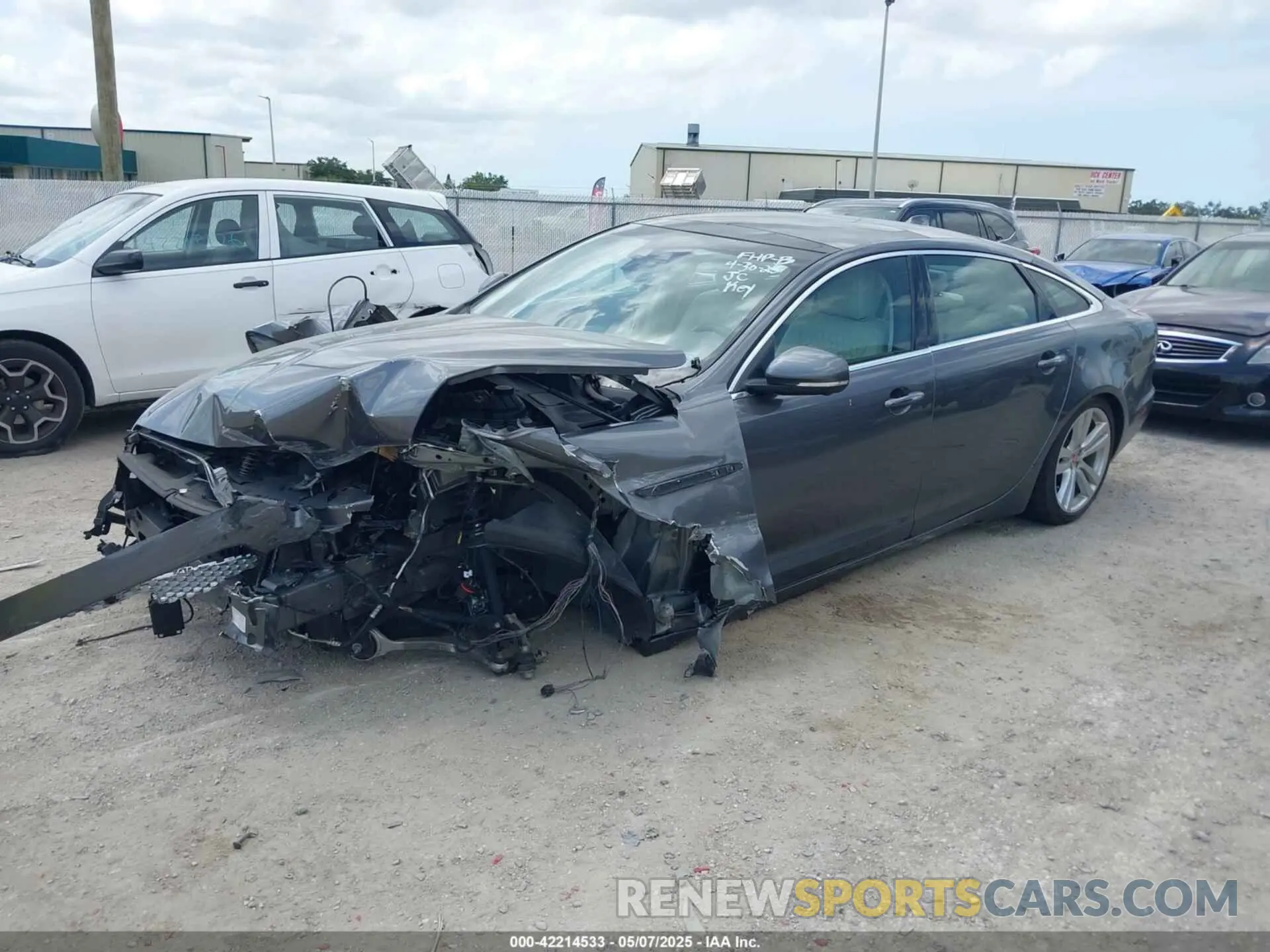 2 Photograph of a damaged car SAJWA2G75K8W19401 JAGUAR XJ 2019