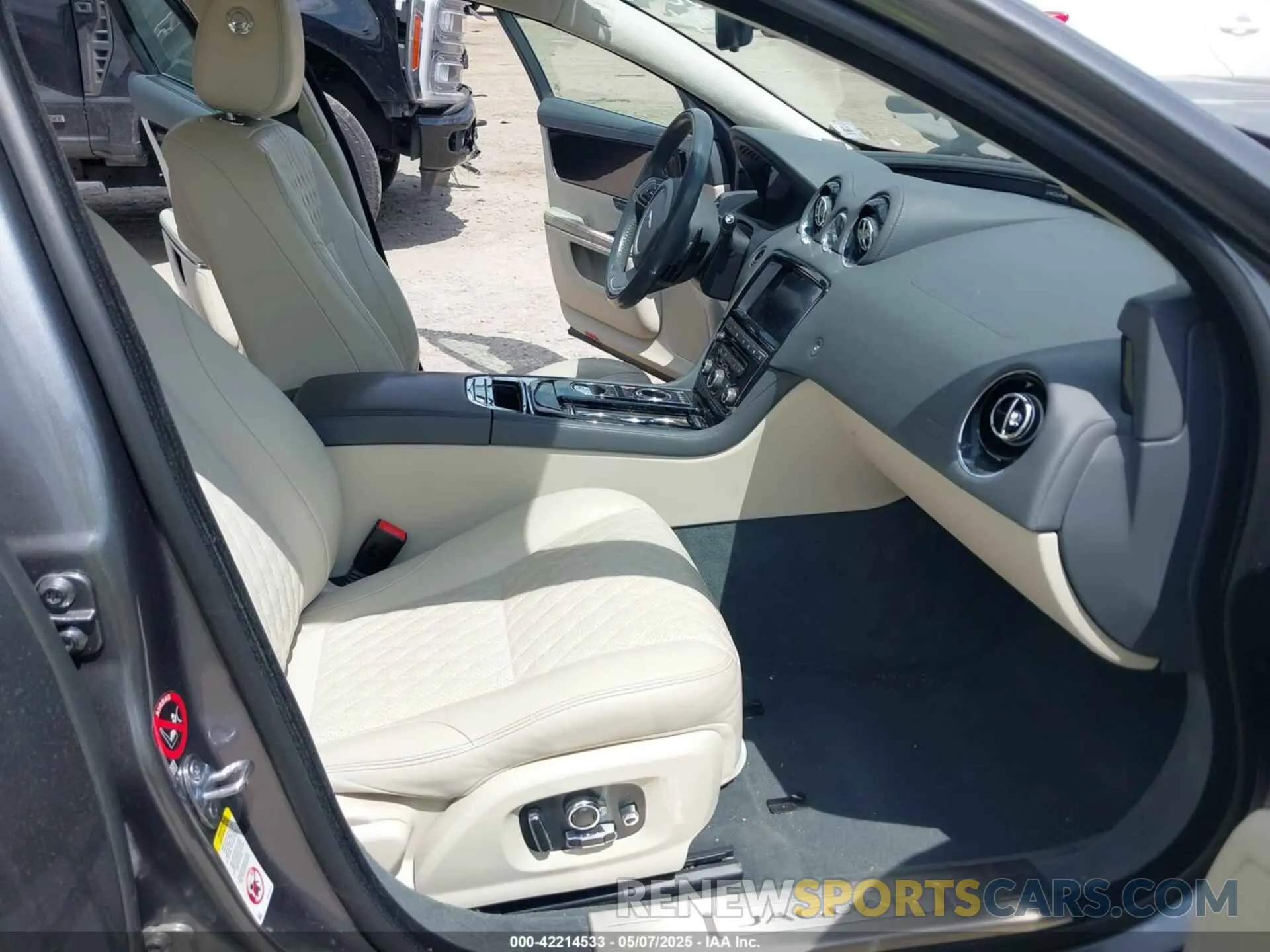5 Photograph of a damaged car SAJWA2G75K8W19401 JAGUAR XJ 2019
