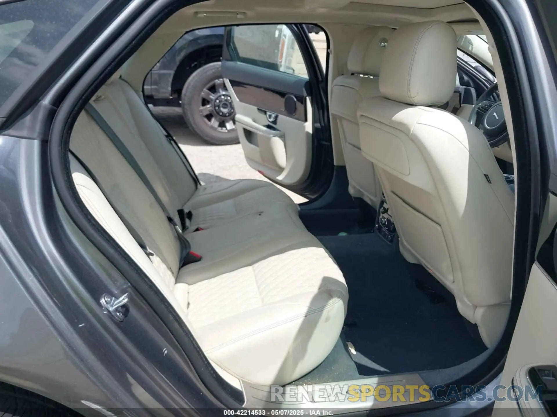 8 Photograph of a damaged car SAJWA2G75K8W19401 JAGUAR XJ 2019