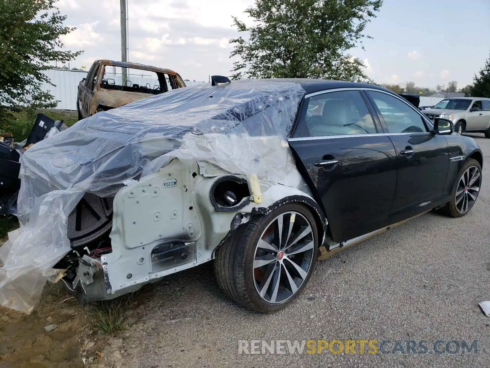 4 Photograph of a damaged car SAJWA2GE2KMW19328 JAGUAR XJ 2019