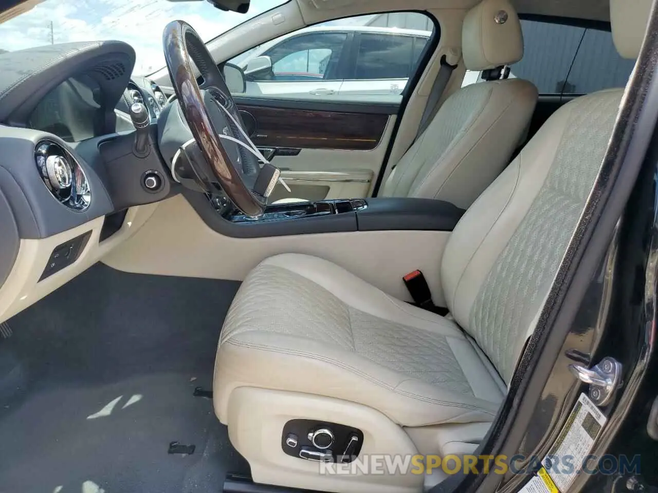 7 Photograph of a damaged car SAJWA2GE4KMW22490 JAGUAR XJ 2019