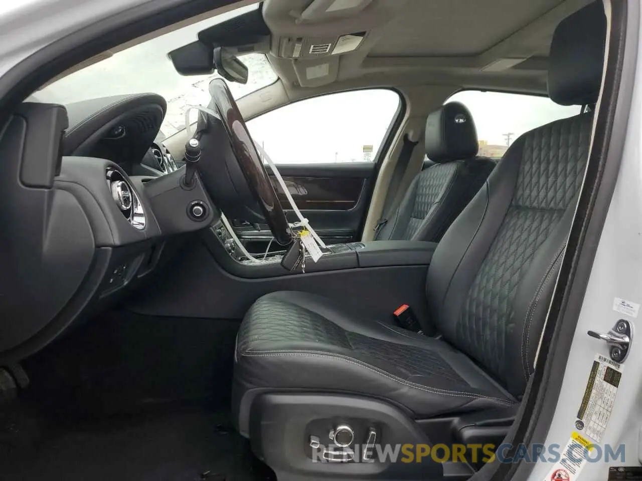 7 Photograph of a damaged car SAJWA2GE7KMW22242 JAGUAR XJ 2019