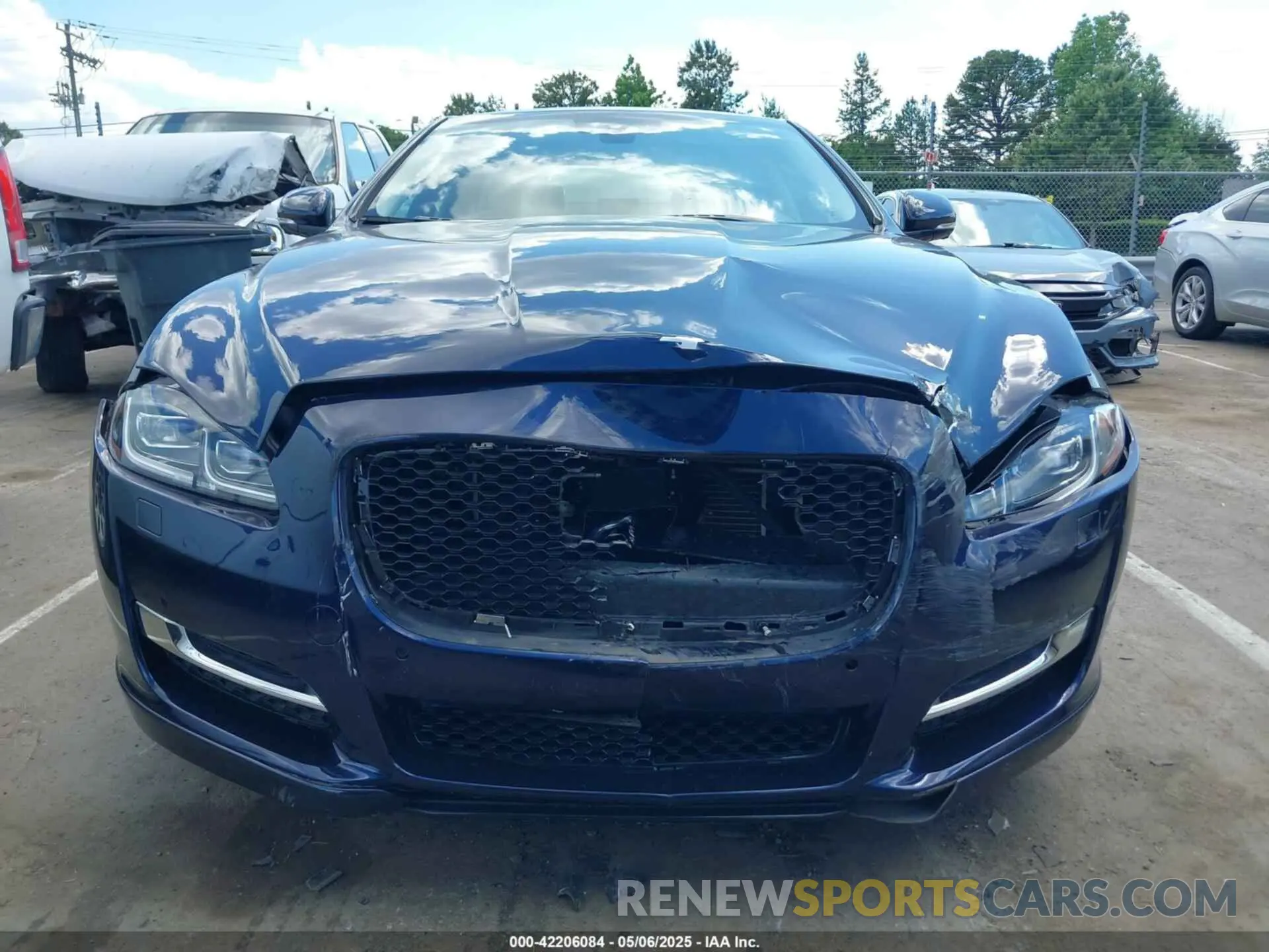 12 Photograph of a damaged car SAJWJ1CD0K8W20865 JAGUAR XJ 2019