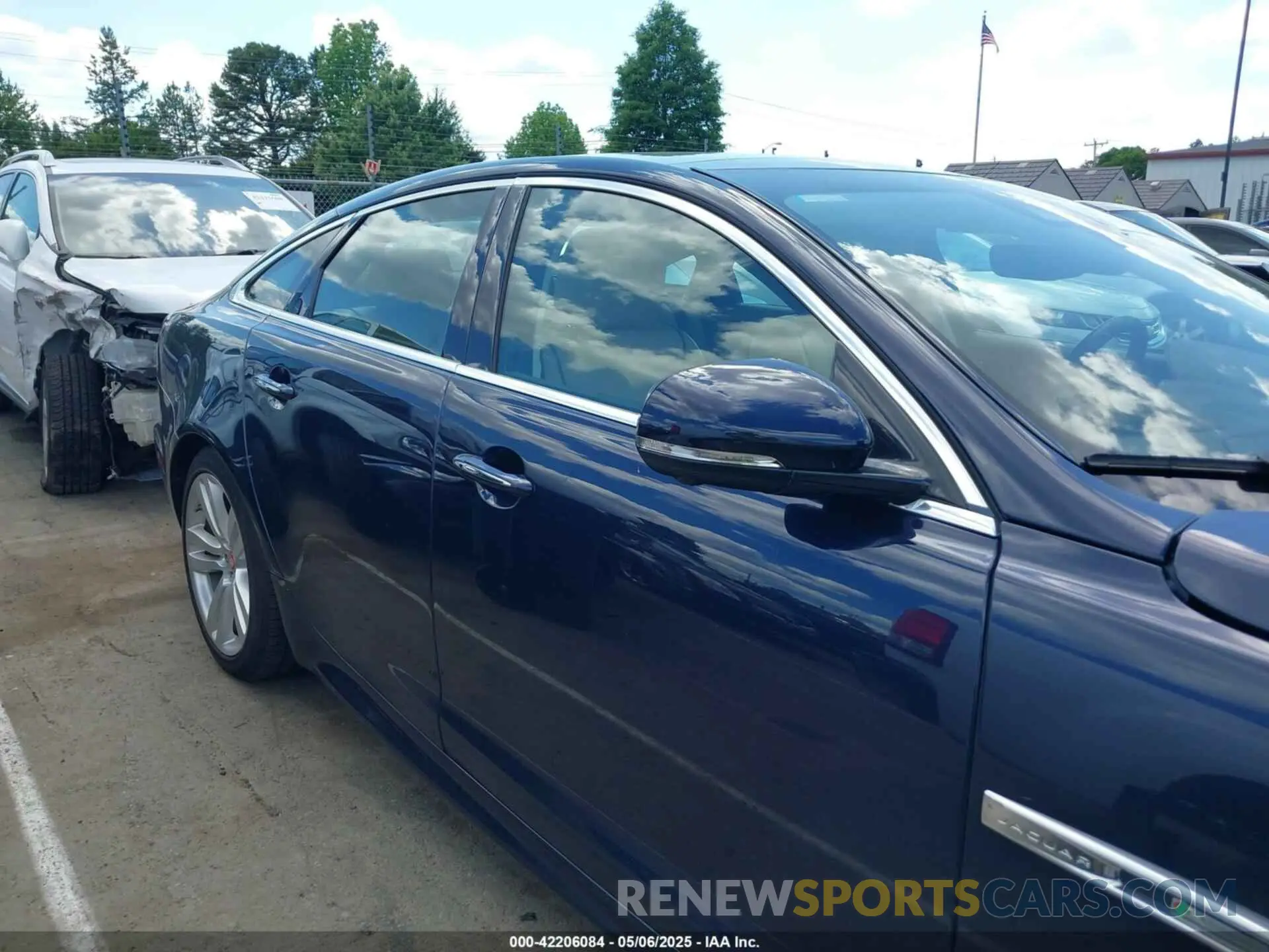 13 Photograph of a damaged car SAJWJ1CD0K8W20865 JAGUAR XJ 2019