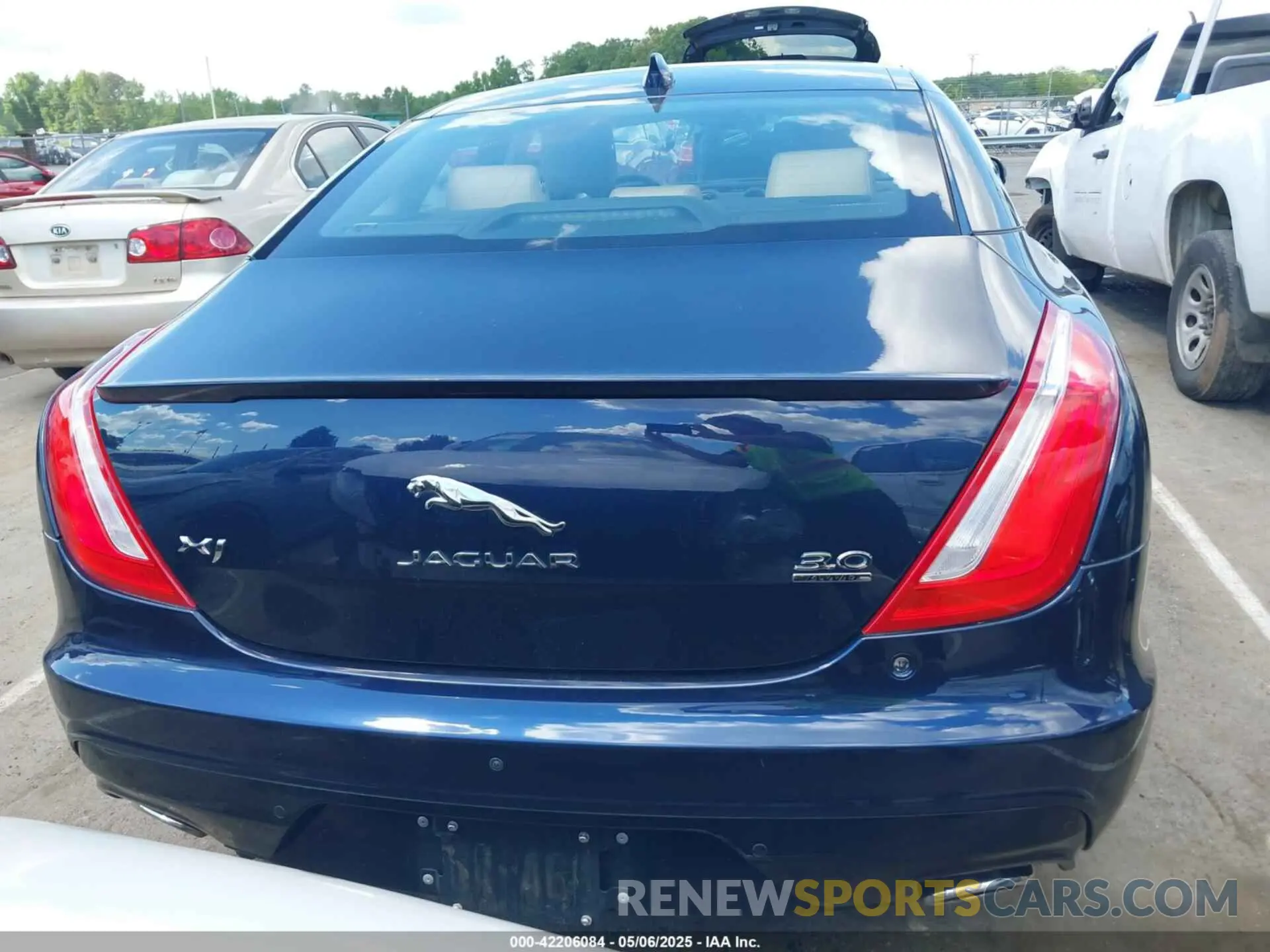 16 Photograph of a damaged car SAJWJ1CD0K8W20865 JAGUAR XJ 2019