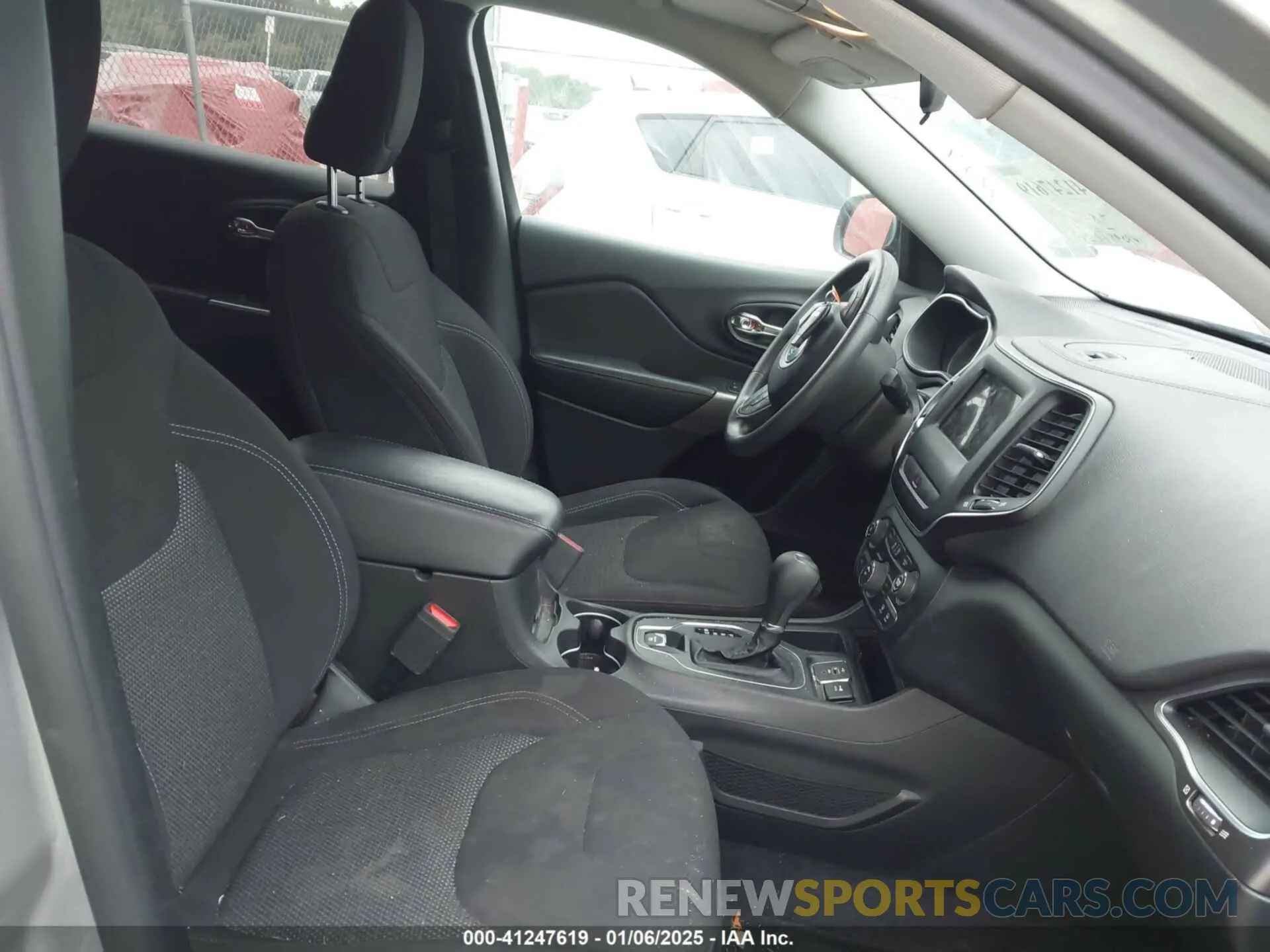 5 Photograph of a damaged car 1C4PJLCB0KD171529 JEEP CHEROKEE 2019