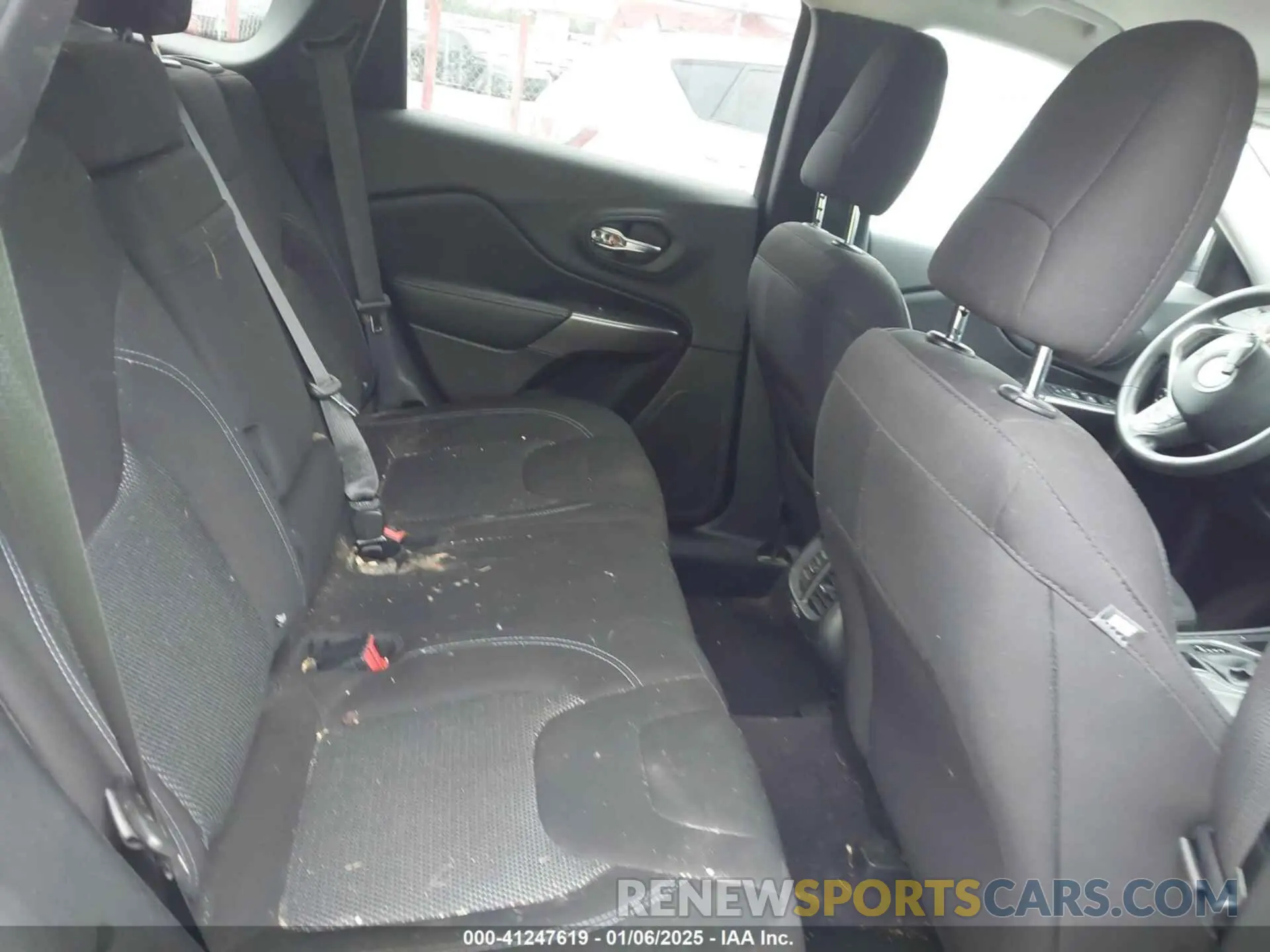 8 Photograph of a damaged car 1C4PJLCB0KD171529 JEEP CHEROKEE 2019