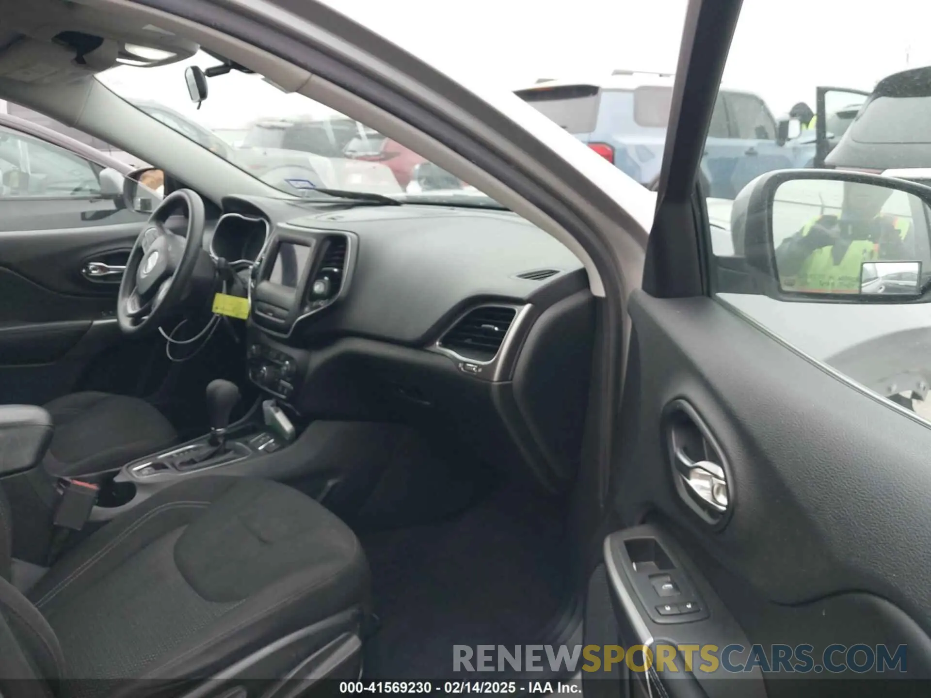 5 Photograph of a damaged car 1C4PJLCB0KD241773 JEEP CHEROKEE 2019
