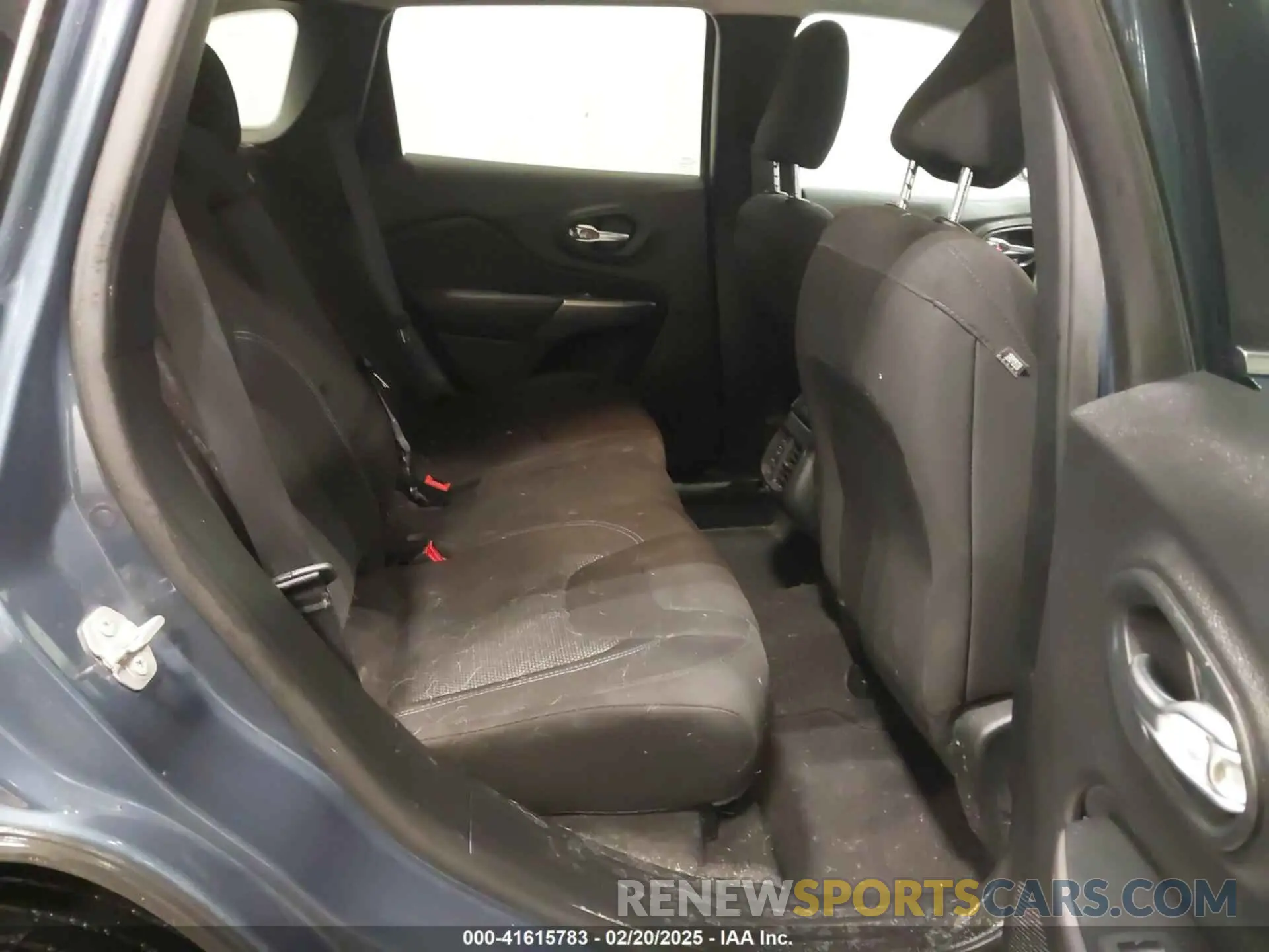 8 Photograph of a damaged car 1C4PJLCB0KD434554 JEEP CHEROKEE 2019