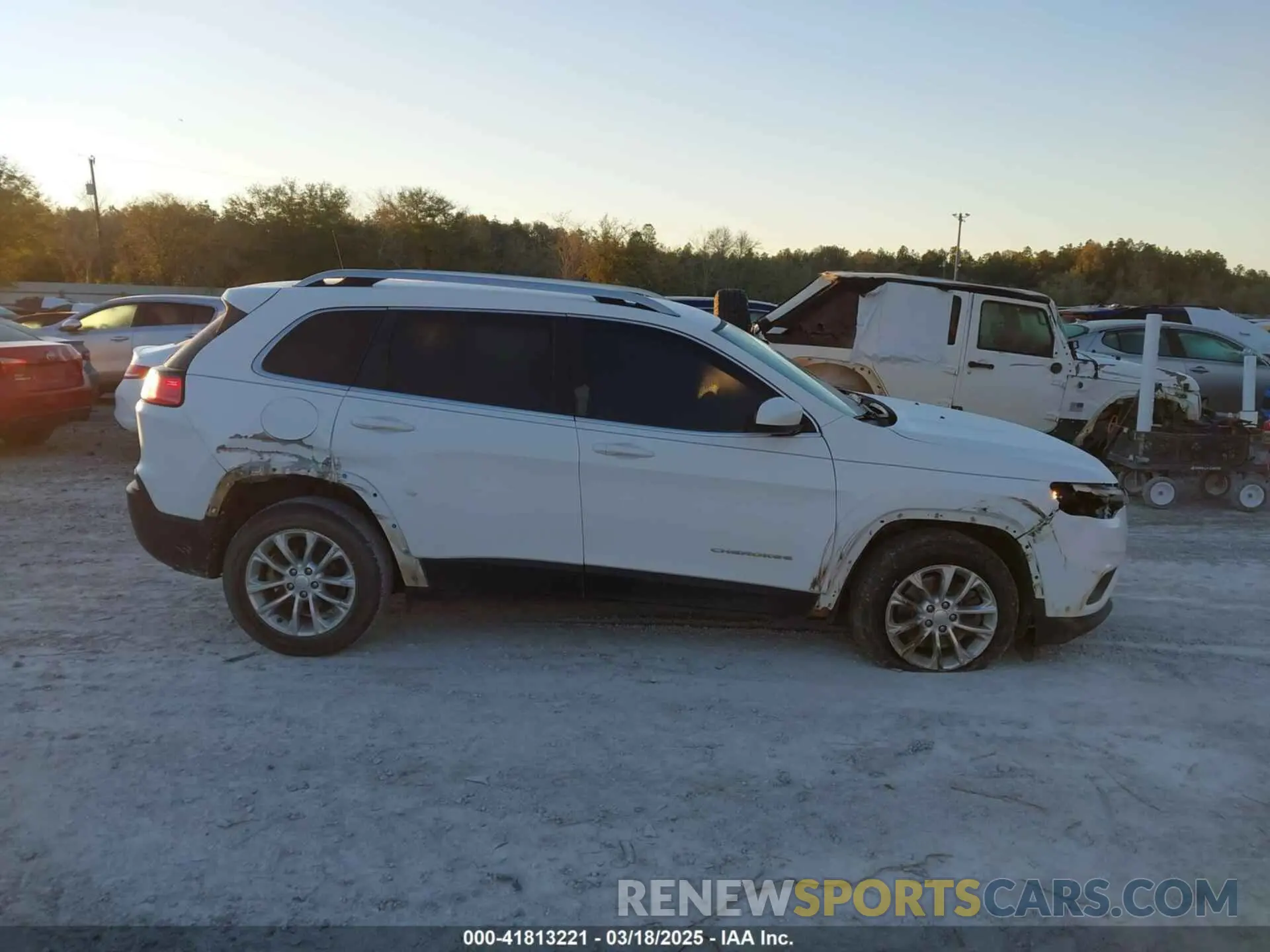 13 Photograph of a damaged car 1C4PJLCB1KD128463 JEEP CHEROKEE 2019