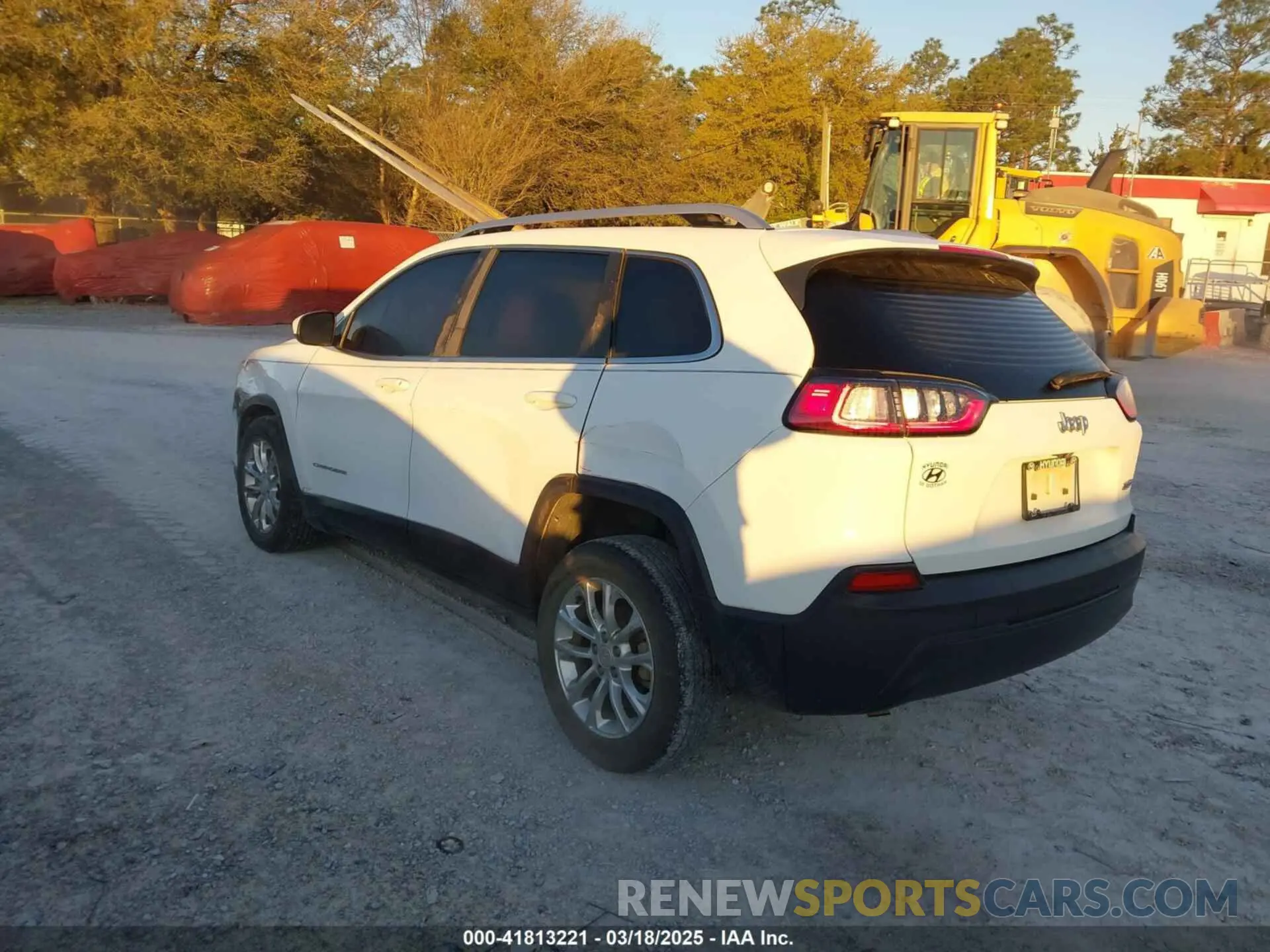 3 Photograph of a damaged car 1C4PJLCB1KD128463 JEEP CHEROKEE 2019